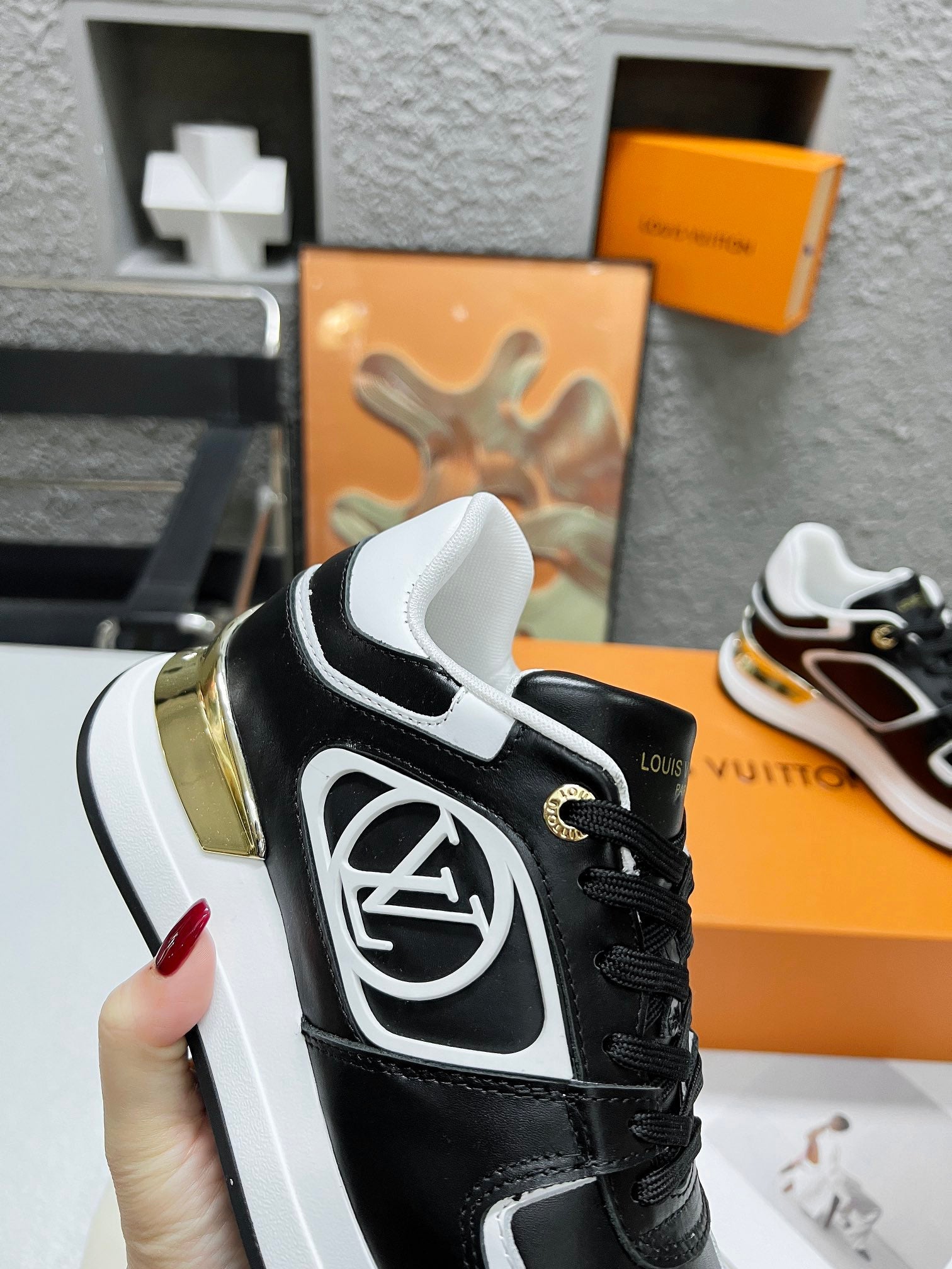 LV WOMEN SNEAKER IN BLACK CALFSKIN、mysite、Cacoeks