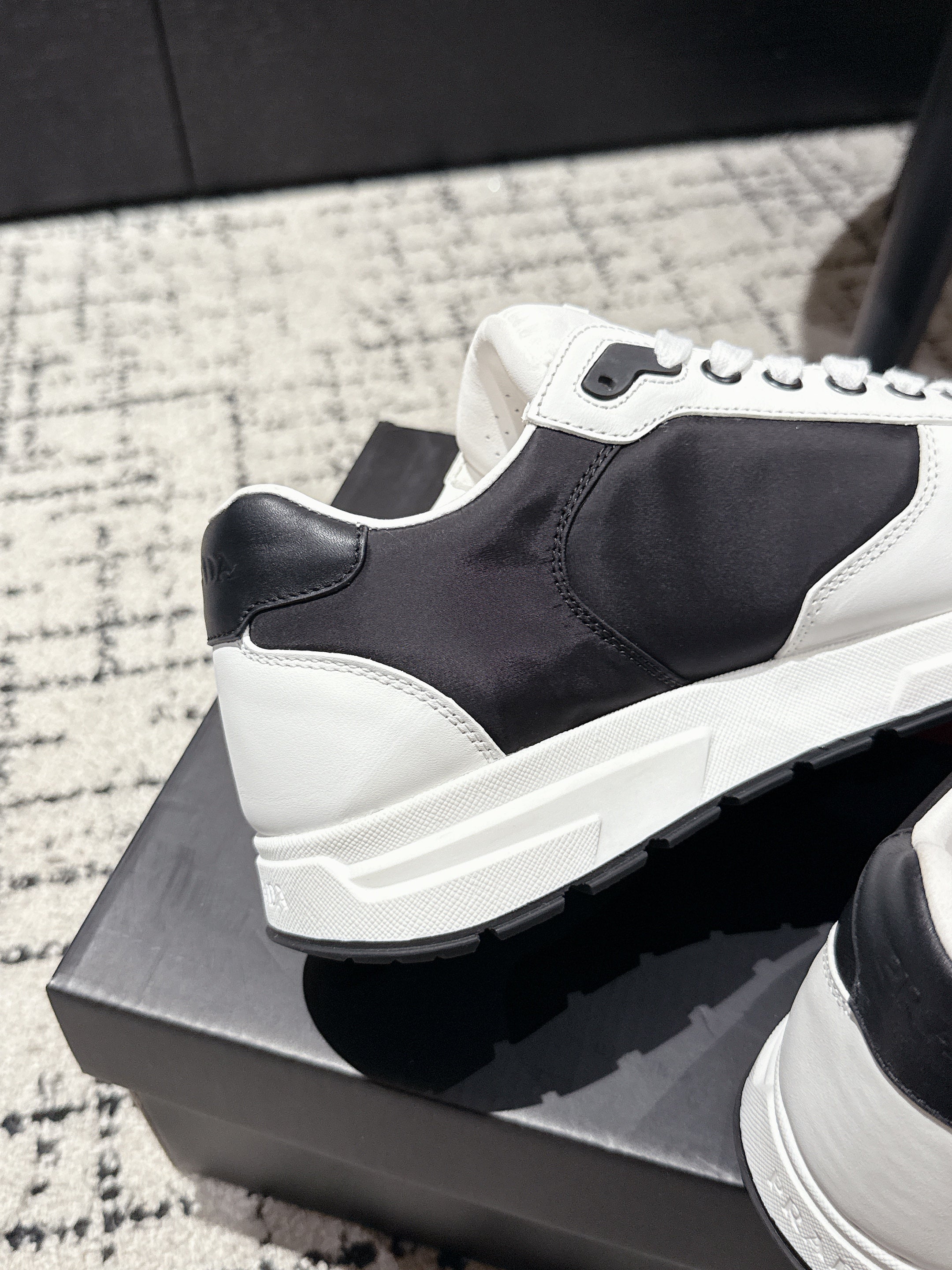 PRADA 25S MEN SNEAKERS LOGO IN WHITE AND BLACK NUBUCK AND CANVAS、mysite、Cacoeks