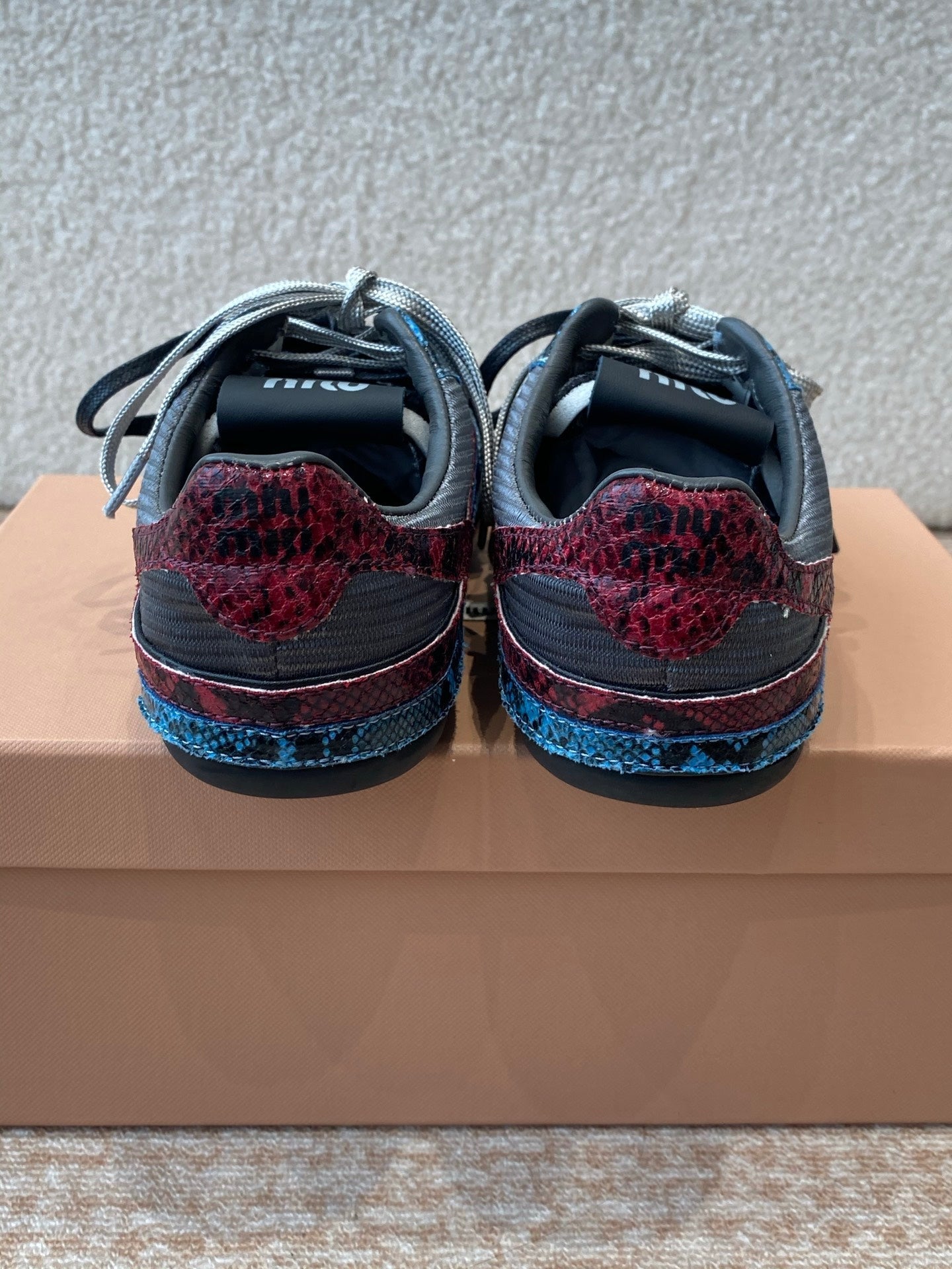 GYMNASIUM SNEAKER IN BLACK FABRIC AND BLUE SNAKE EFFECT CALFSKIN、mysite、Cacoeks