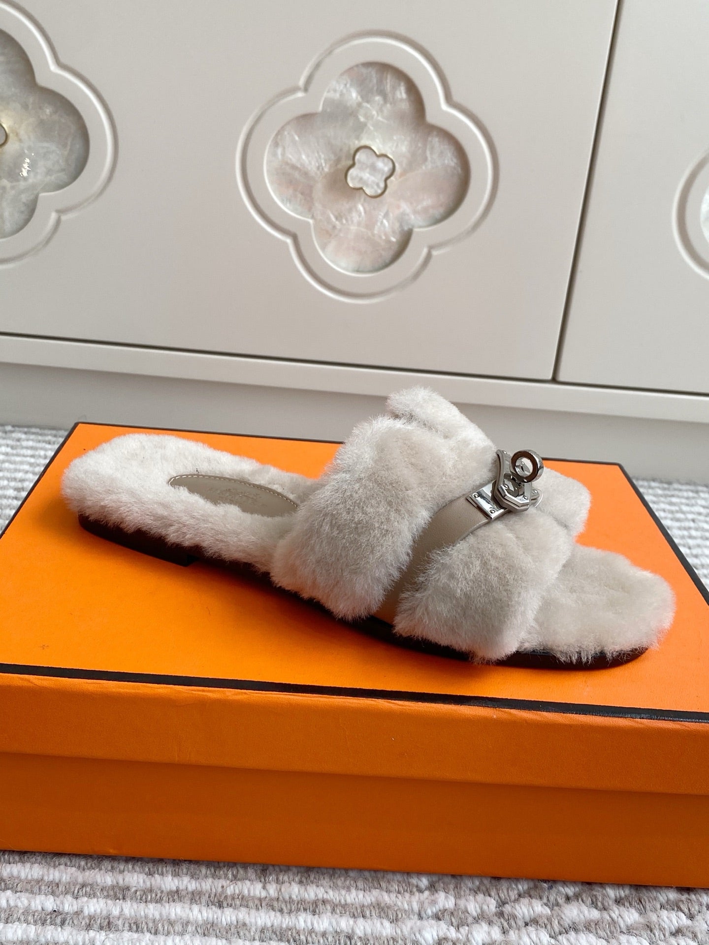 HM 25S ECLAIR SANDAL IN PALE BEIGE GRAY SHEARLING WITH SILVER HARDWARE、mysite、Cacoeks