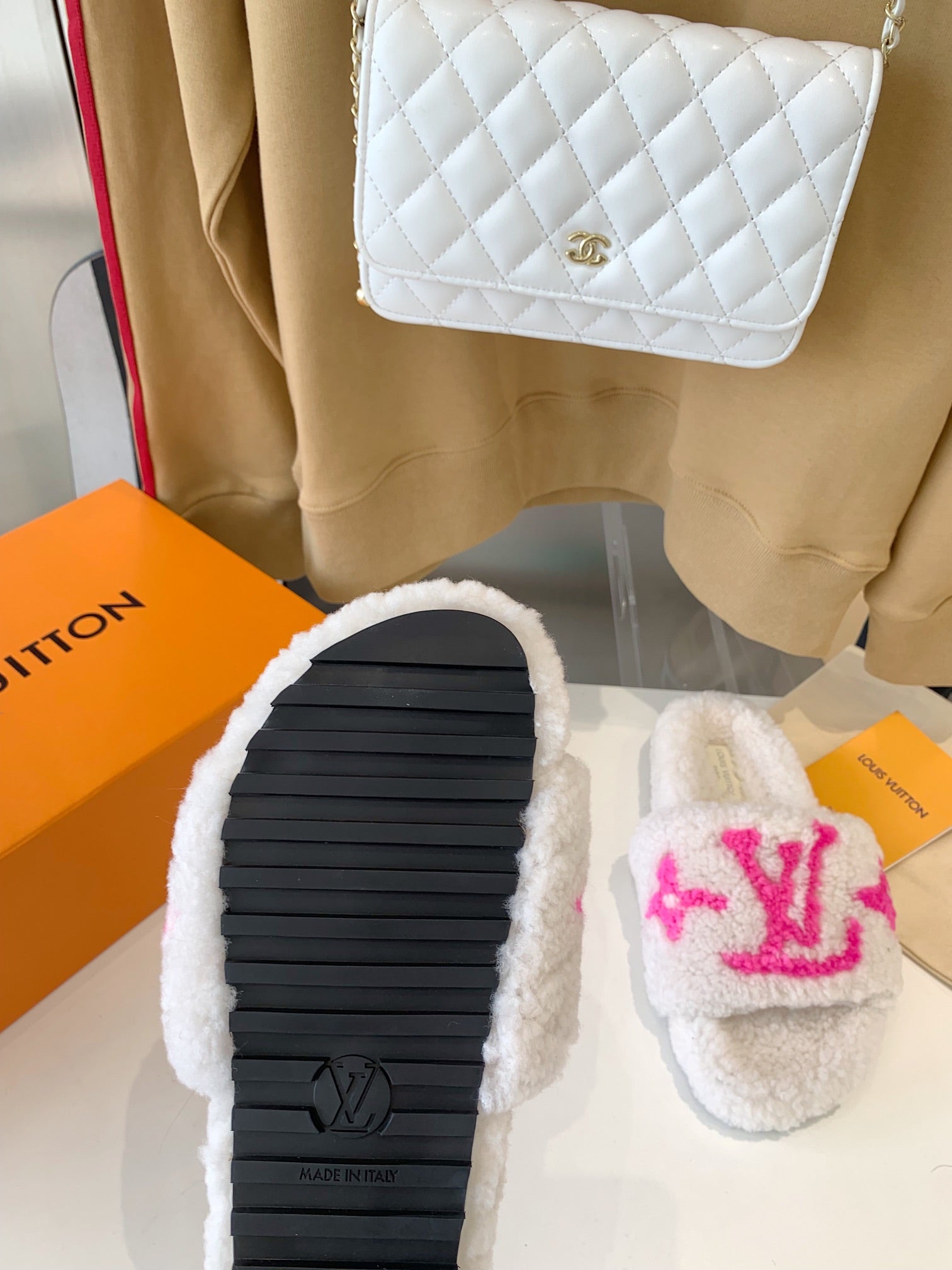 LV WOMEN'S PASEO FLAT SLIPPER IN WHITE FLEECE WITH BRIGHT PINK LOGO、mysite、Cacoeks