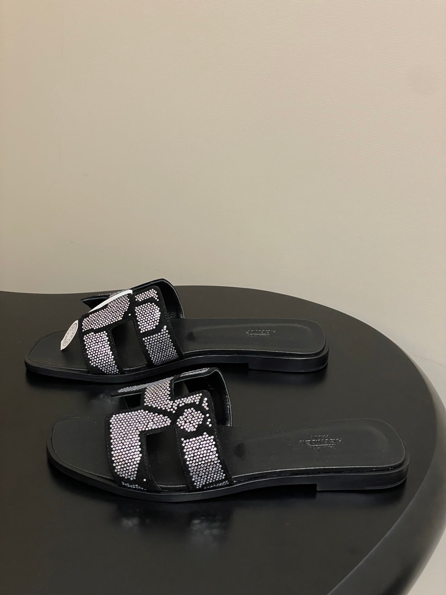 HM 25S ORAN SANDAL IN BLACK LAMBSKIN WITH WHITE STONE DETAILS、mysite、Cacoeks