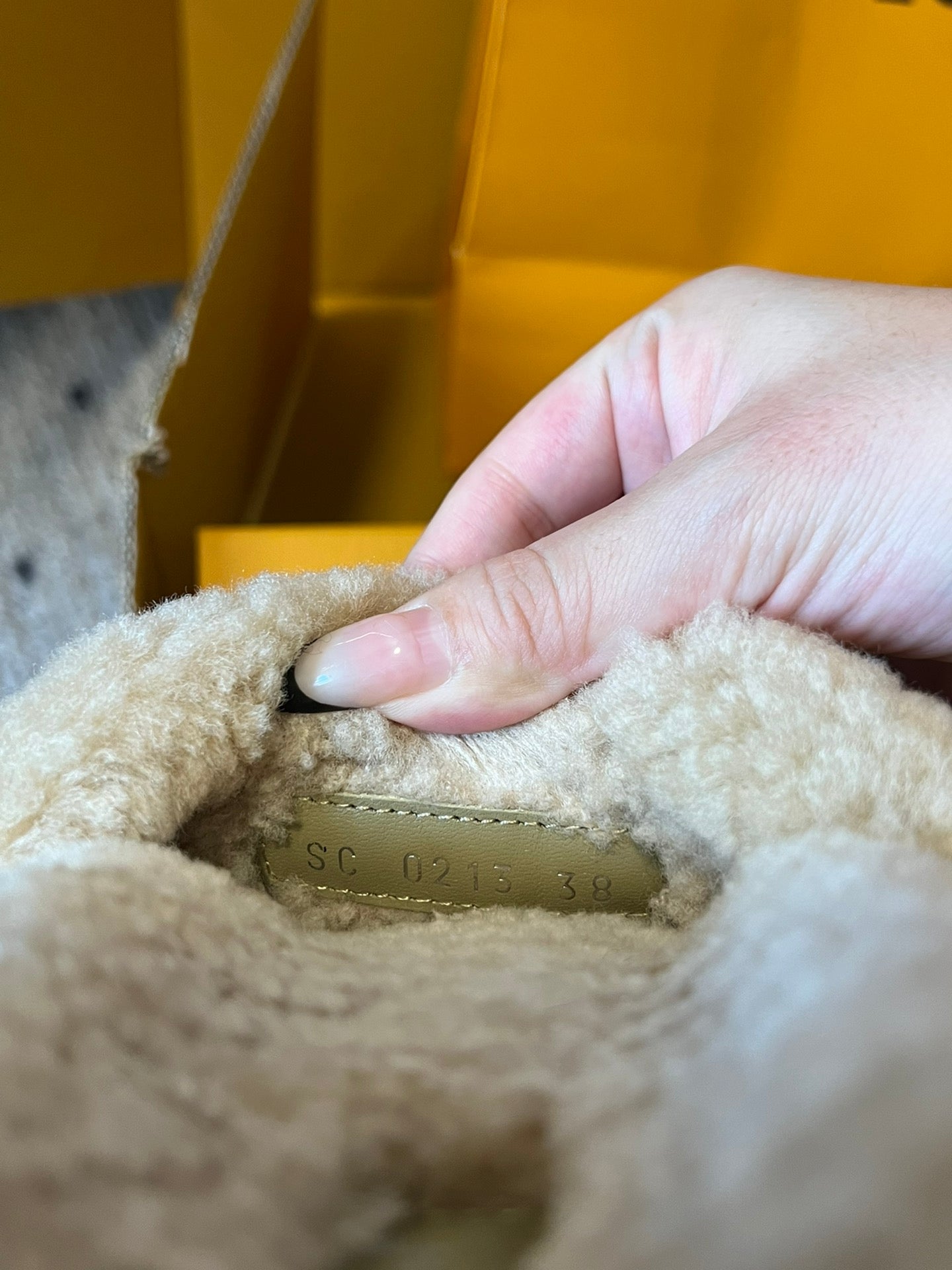 SLIPPER IN CAMEL BEIGE MIX BLACK FLEECE、mysite、Cacoeks