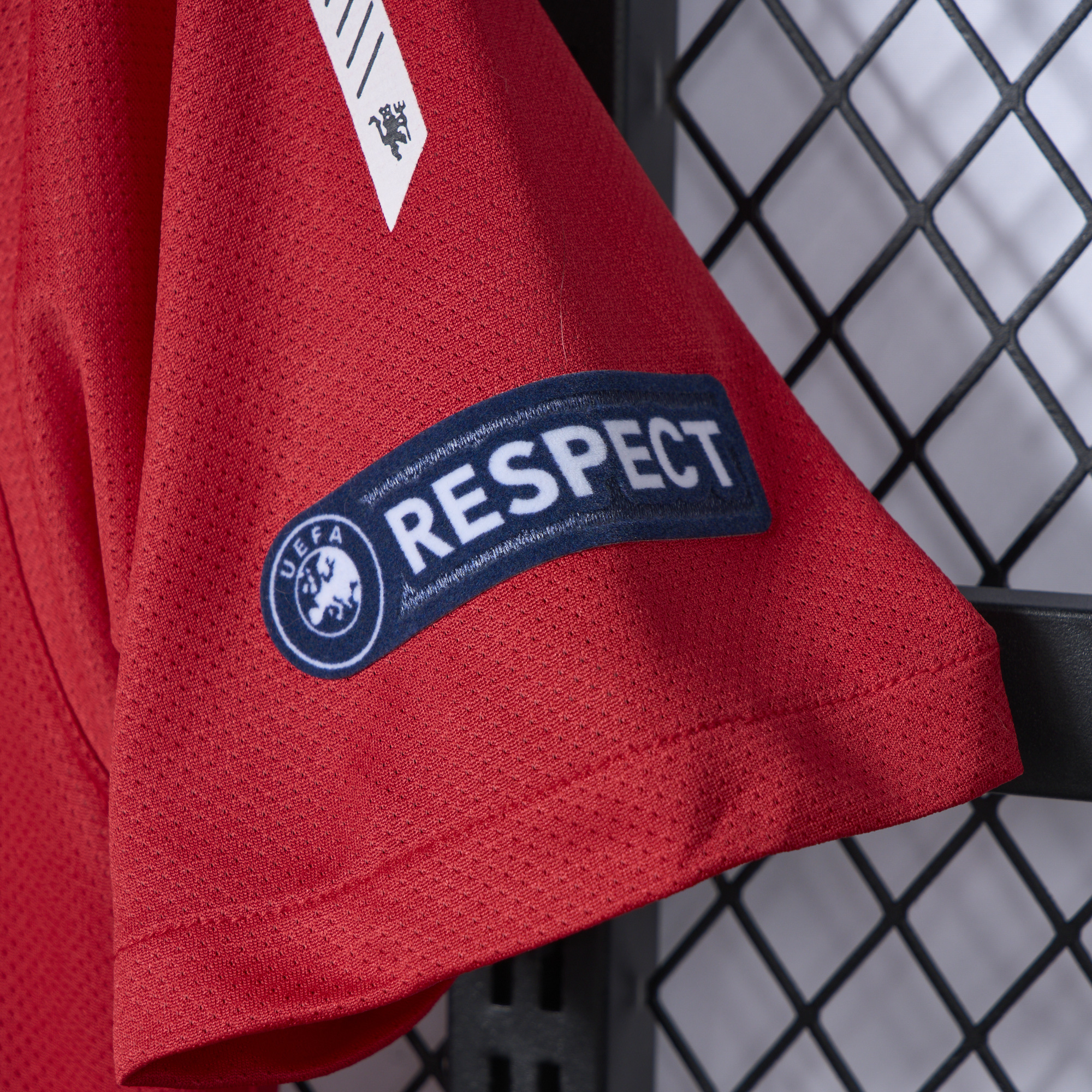 ManixJersey.com | Retro Manchester United 10-11 Home Stadium Jersey -Customize Name, Number and Patch | Worldwide Shipping