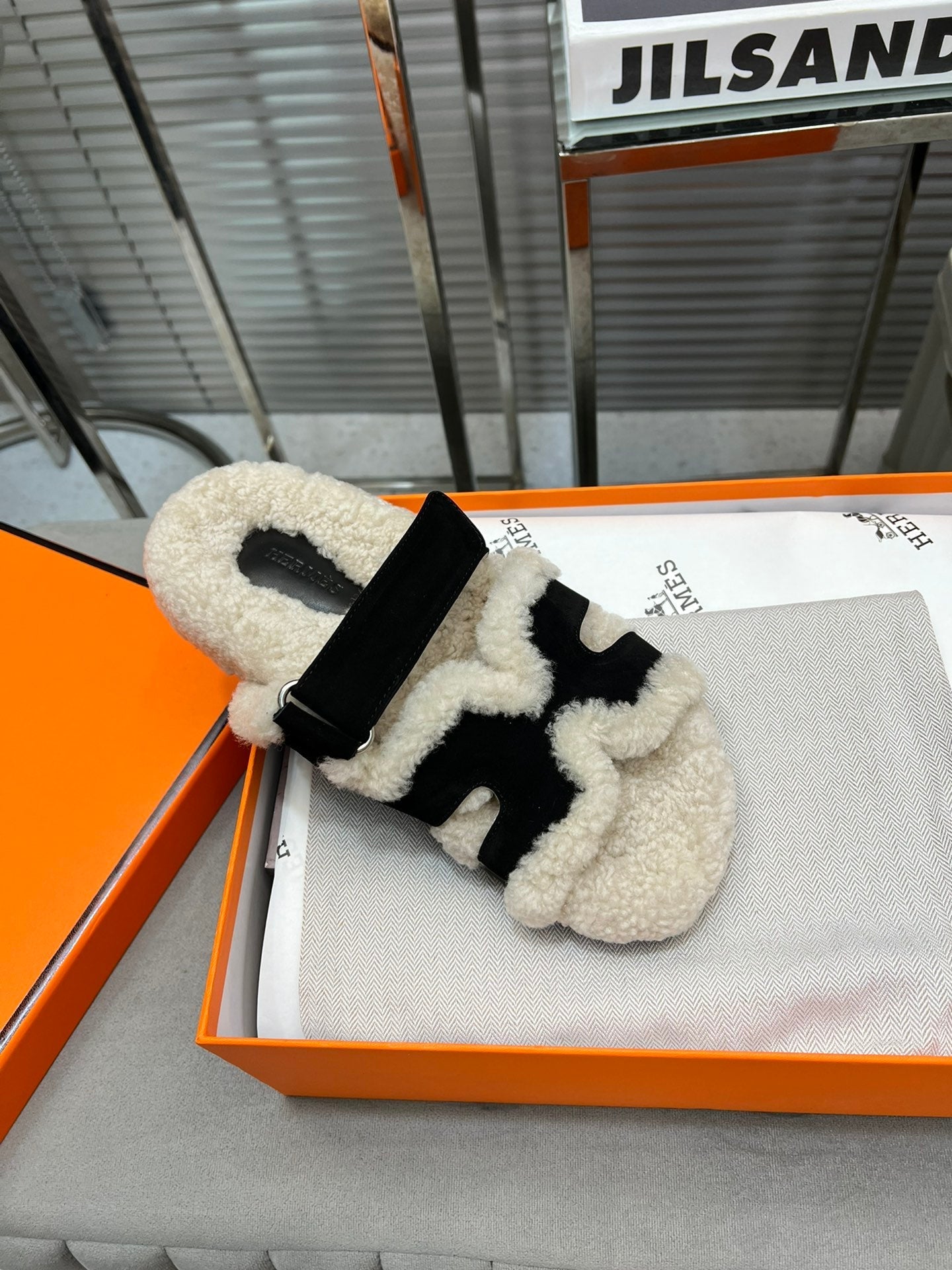 CHYPRE SLIPPERS IN BEIGE LAMB WOOL AND BLACK SUEDE、mysite、Cacoeks