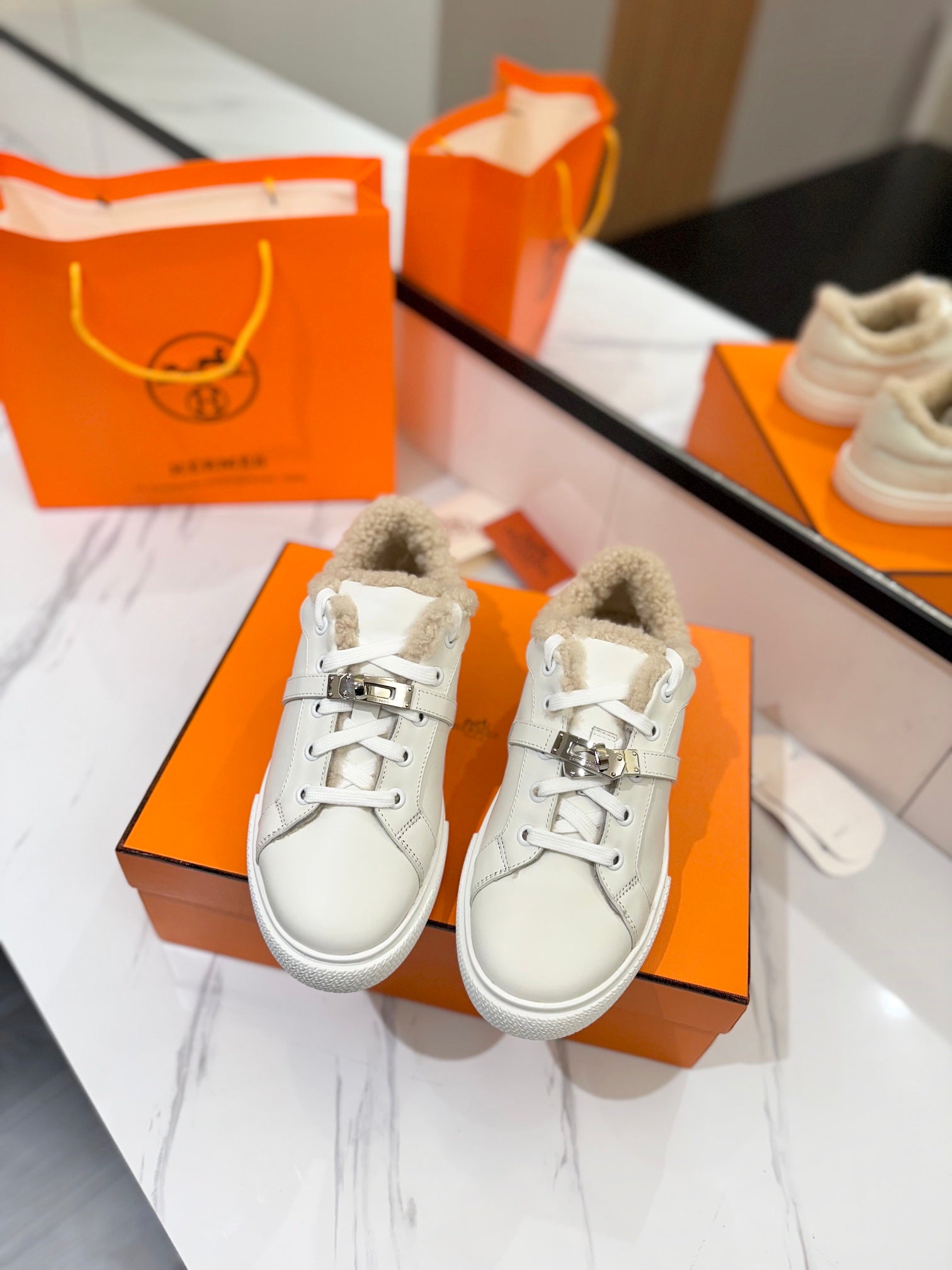 DAY SNEAKER IN WHITE CALFSKIN AND FLEECE LINING、mysite、Cacoeks