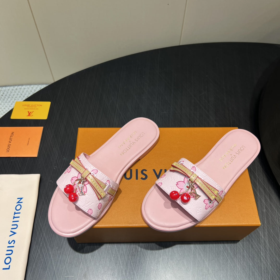 LV SLIDE SANDALS 25S IN LIGHT PINK CALFSKIN WITH CHERRY BLOSSOM BUCKLE、mysite、Cacoeks