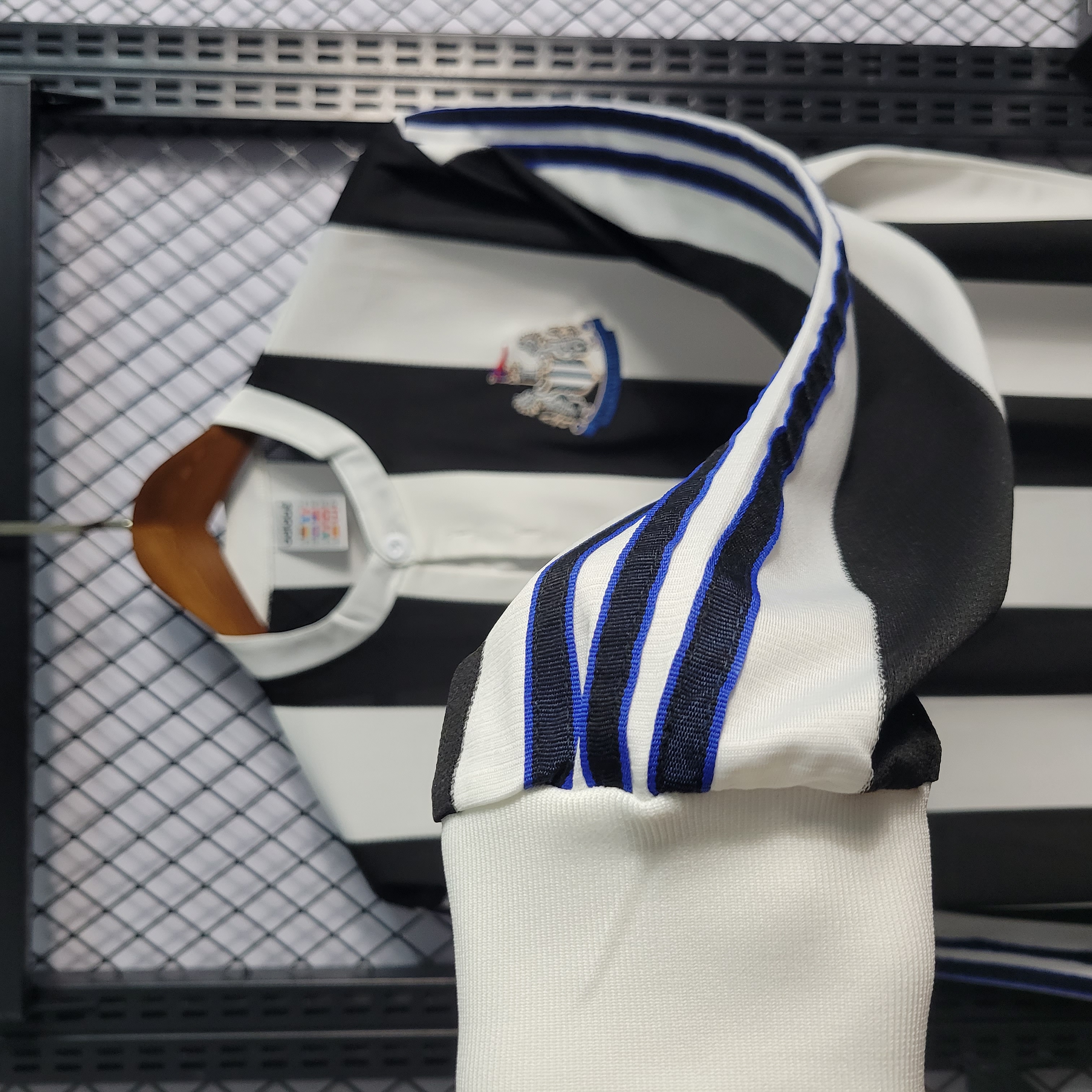 ManixJersey.com | Retro Newcastle United 1995-97 Home Long Sleeve Jersey -Customize Name, Number and Patch | Worldwide Shipping