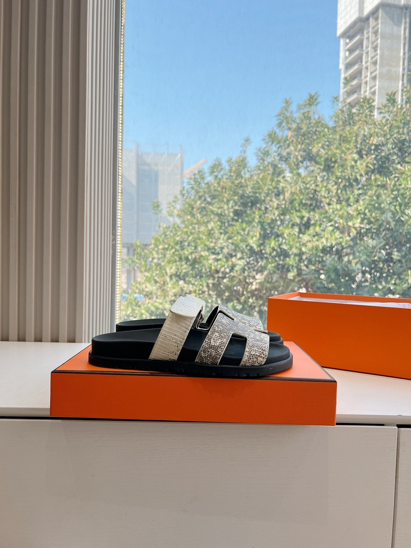 CHYPRE SANDAL IN WHITE MIX BLACK LIZARD SKIN、mysite、Cacoeks