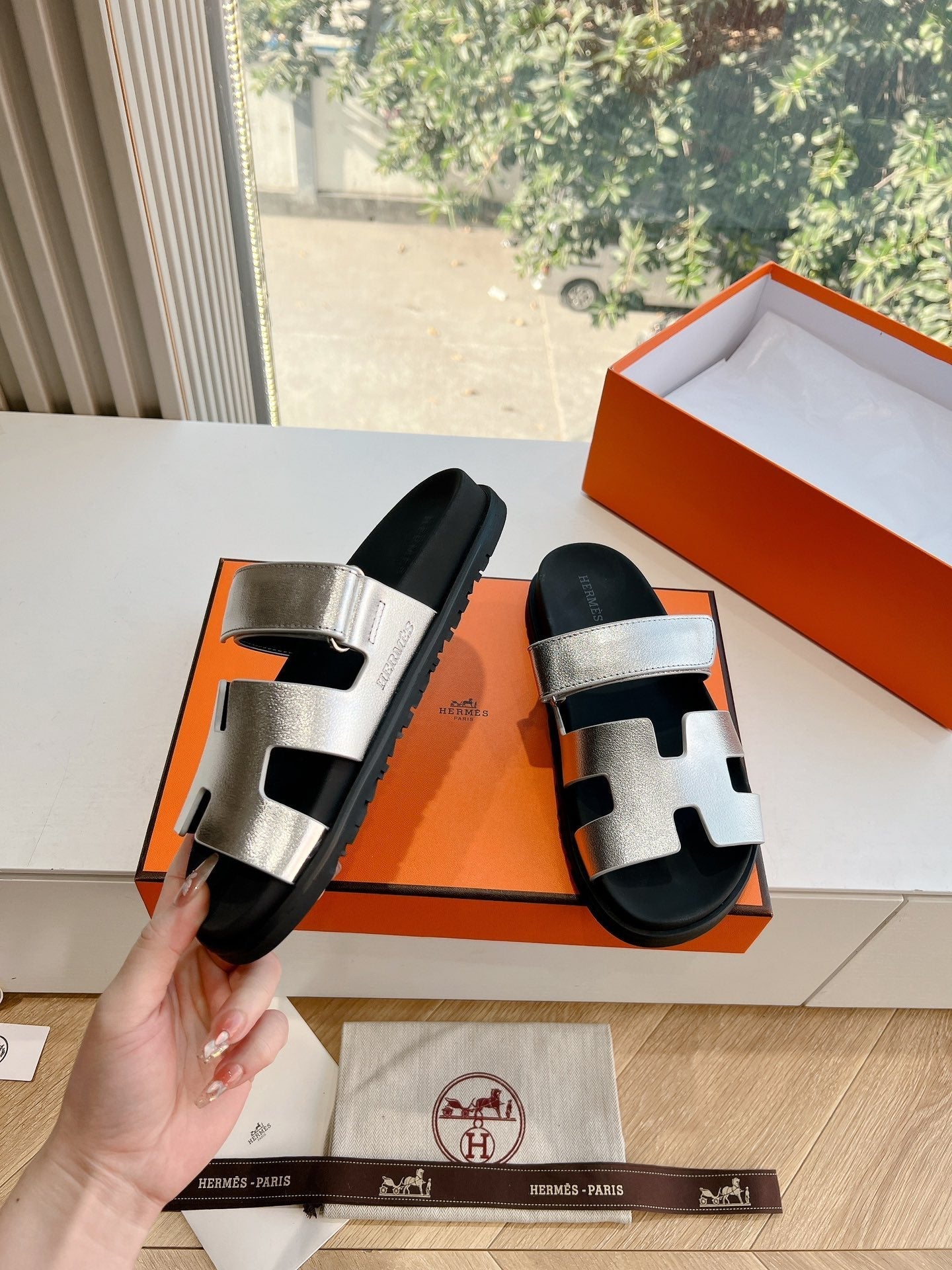 CHYPRE SANDAL IN SILVER METALLIC CALFSKIN、mysite、Cacoeks