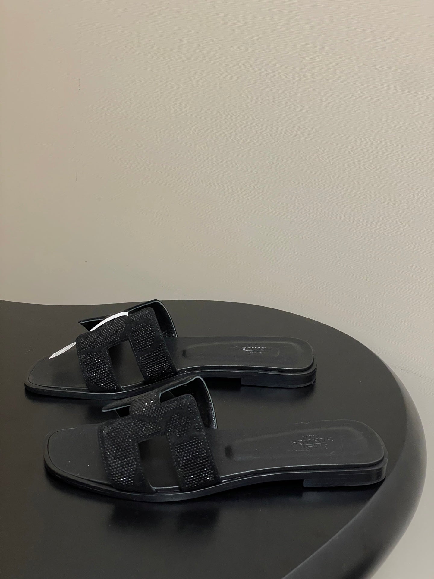 HM 25S ORAN SANDAL IN BLACK LAMBSKIN WITH STONE DETAILS、mysite、Cacoeks