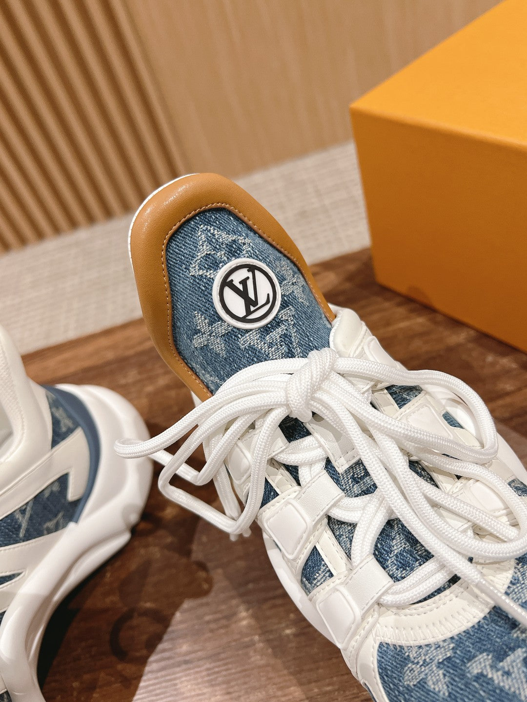 LV ARCHLIGHT SNEAKER IN WHITE CALFSKIN AND LIGHT BLUE MONOGRAM DENIM、mysite、Cacoeks
