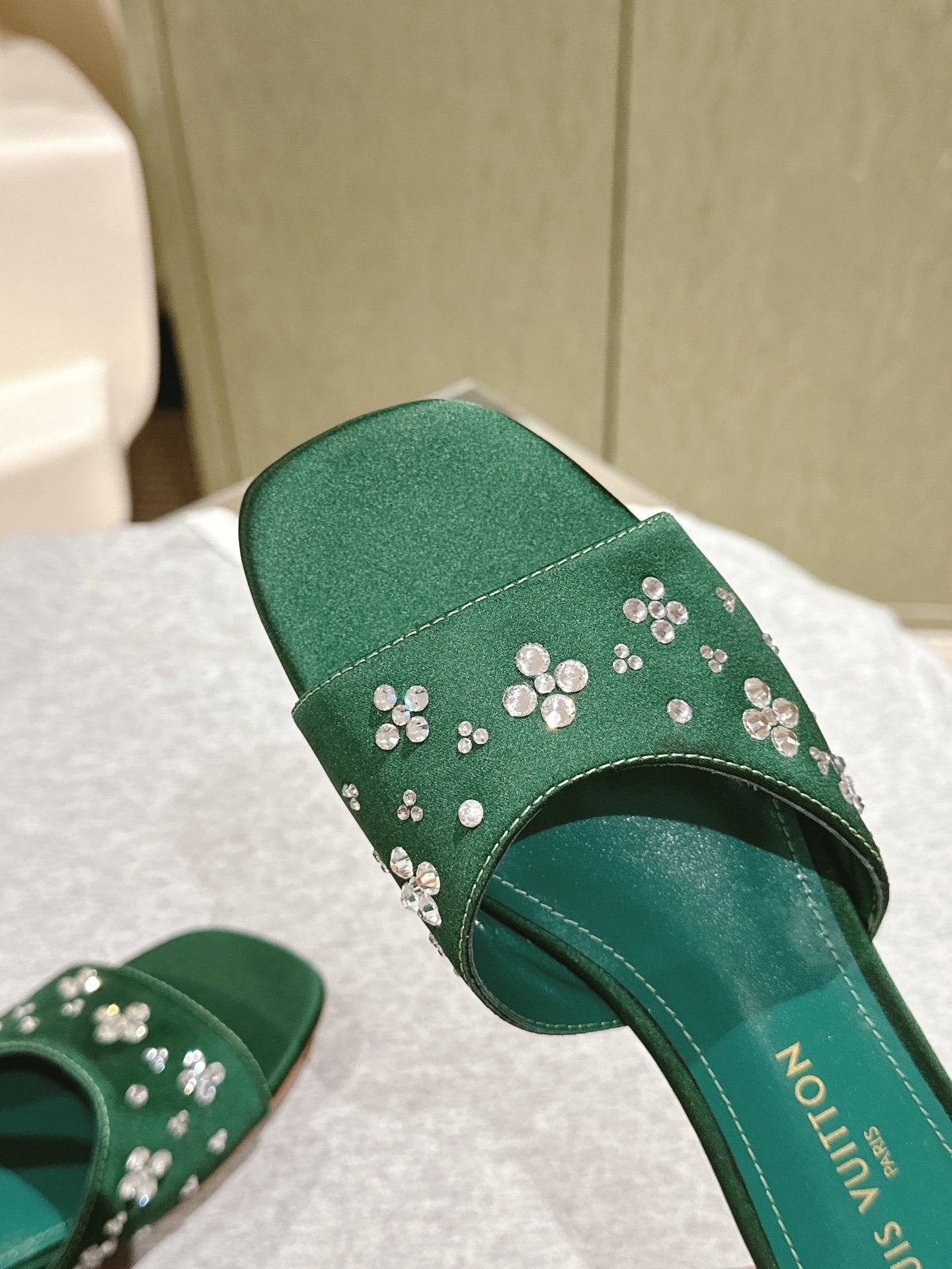 LV WOMEN FLAT MULE IN GREEN FOREST SATIN WITH RHINESTONE、mysite、Cacoeks