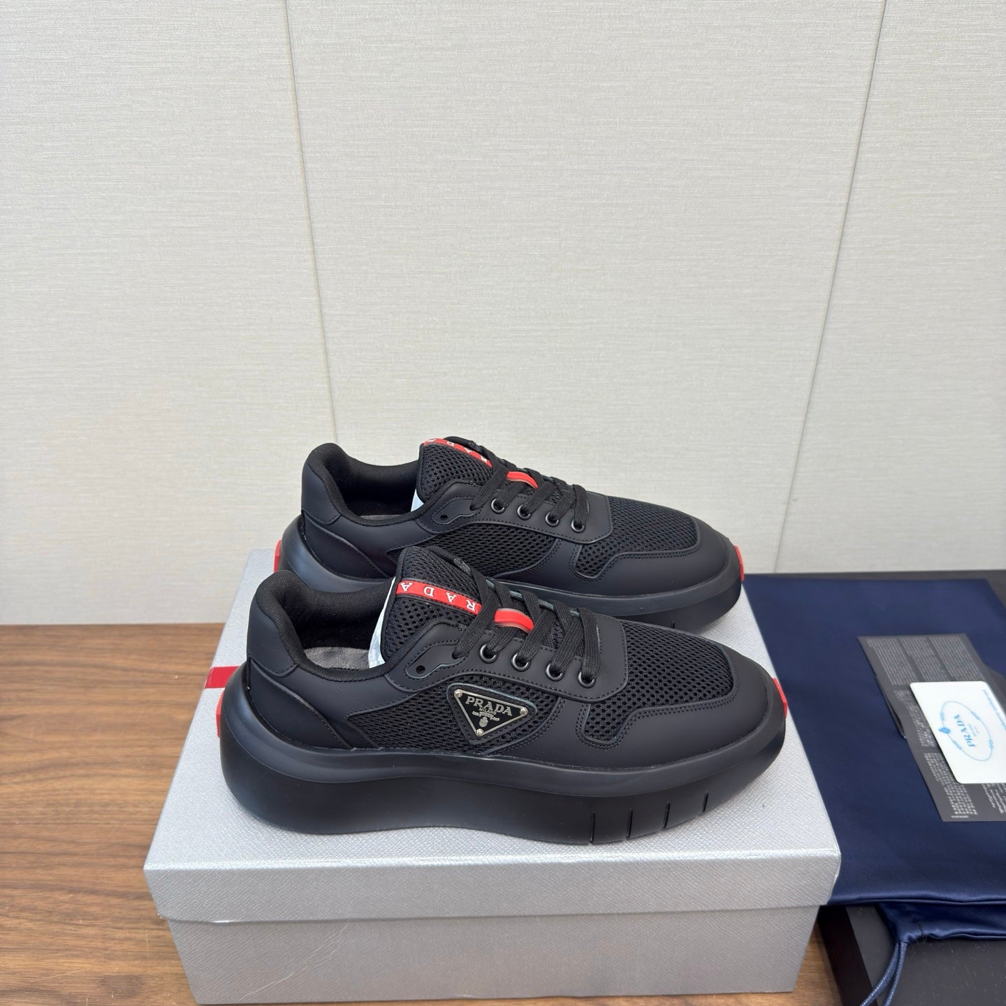 PRADA 25S SPORTY STYLE MEN SNEAKERS LOGO 45MM IN BLACK AND RED CALFSKIN、mysite、Cacoeks