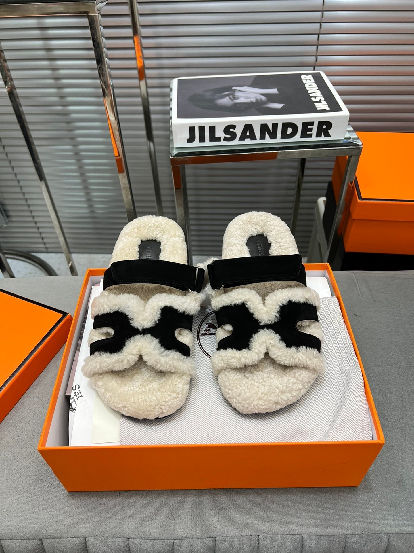 CHYPRE SLIPPERS IN BEIGE LAMB WOOL AND BLACK SUEDE、mysite、Cacoeks