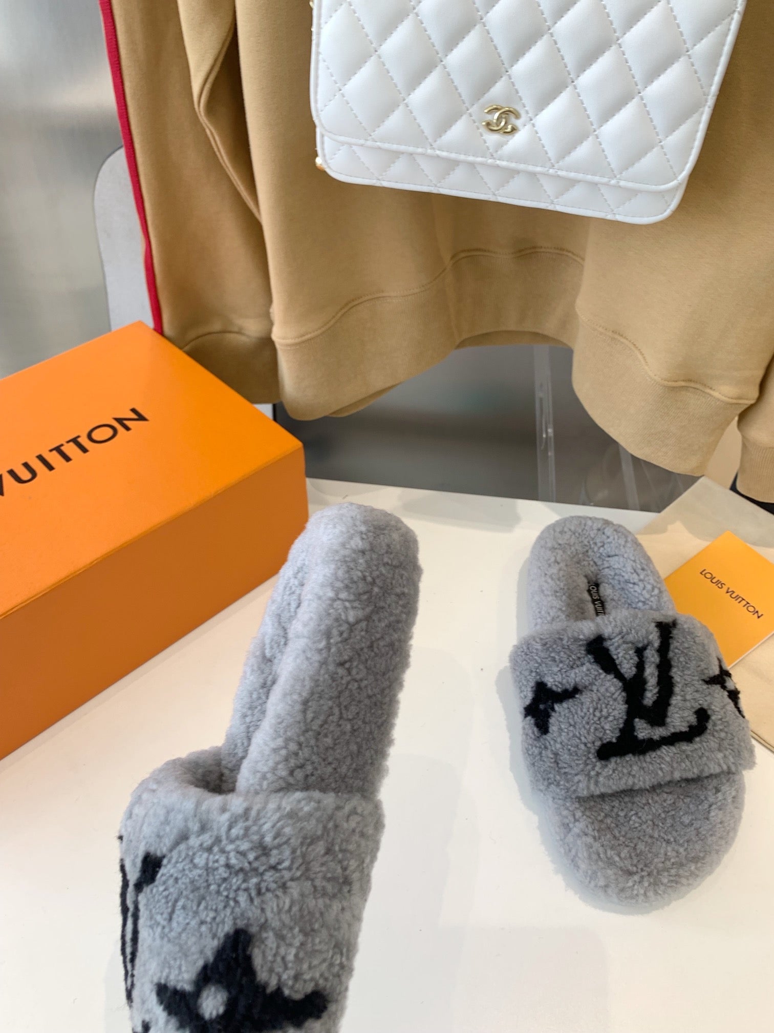 LV WOMEN'S PASEO FLAT SLIPPER IN GREY FLEECE WITH BLACK LOGO、mysite、Cacoeks