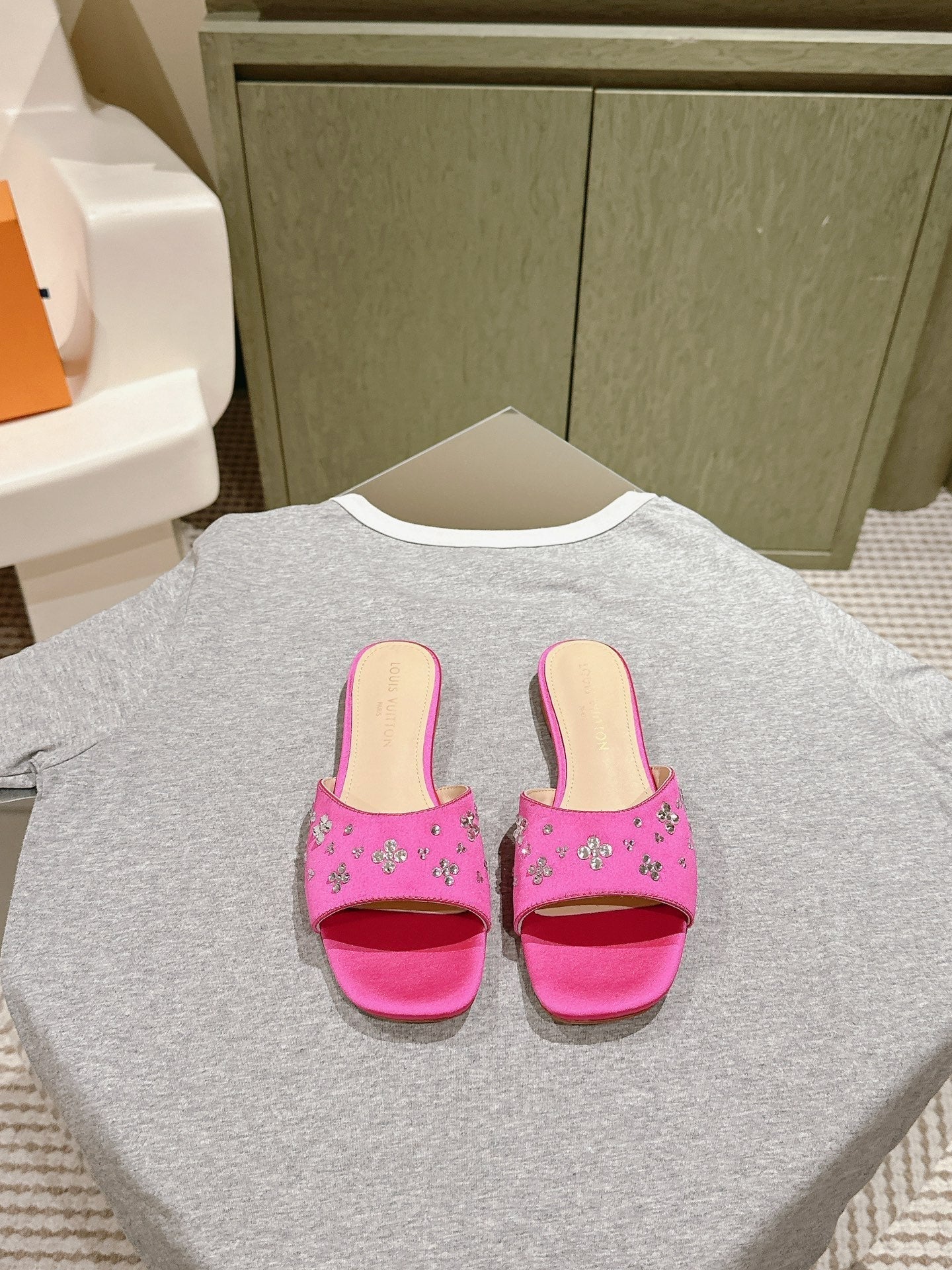 LV WOMEN FLAT MULE IN DEEP PINK SATIN WITH RHINESTONE、mysite、Cacoeks