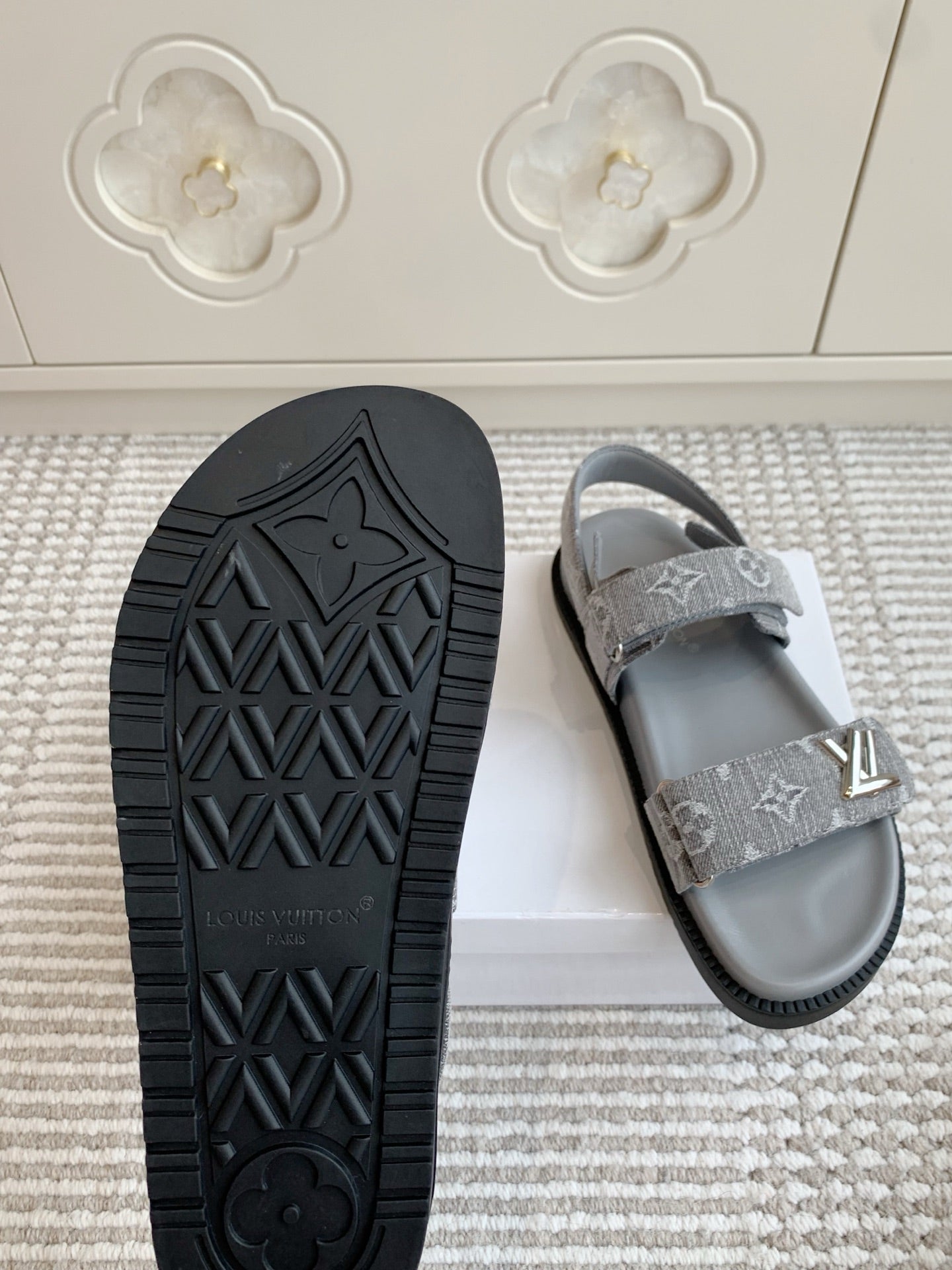 LV SANDALS 25S IN GREY DENIM AND CALFSKIN WITH SILVER HARDWARE、mysite、Cacoeks
