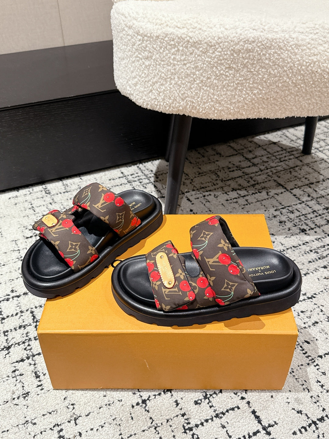 LV MIAMI-STYLE SANDALS 25S IN BROWN FABRIC AND BLACK CALFSKIN、mysite、Cacoeks