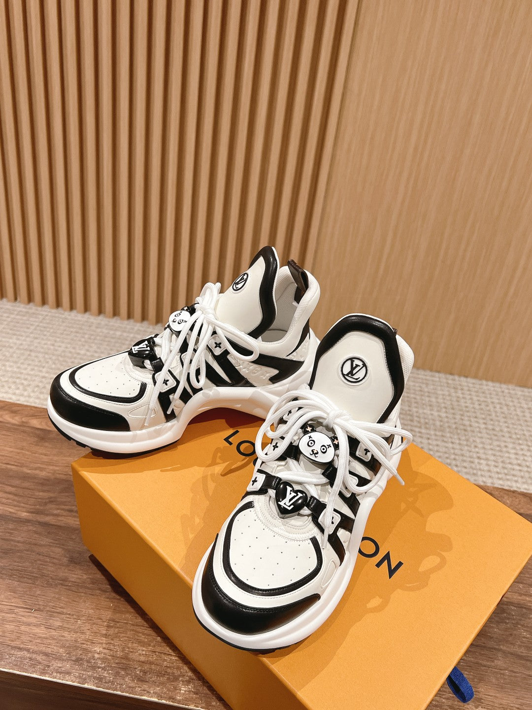 LV ARCHLIGHT SNEAKER IN WHITE MIX BLACK EMBOSSED CALFSKIN 101058、mysite、Cacoeks