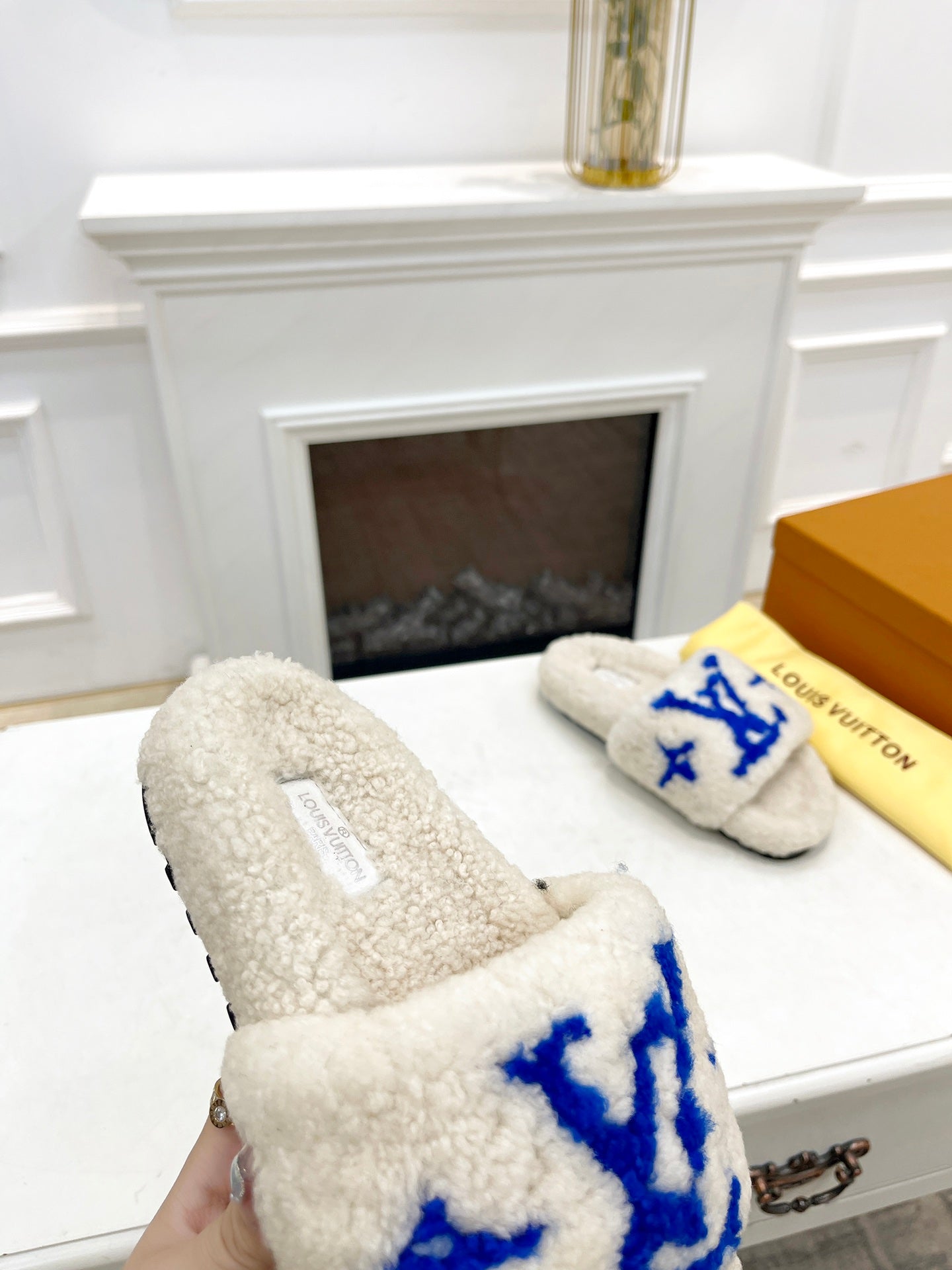 LV FLAT SLIPPER IN WHITE MIX COBALT BLUE SHEARLING、mysite、Cacoeks