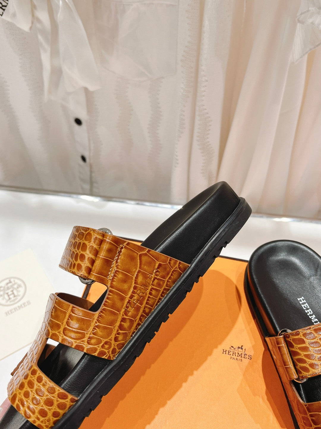 CHYPRE SANDAL BLACK AND BRIGHT BROWN LAMBSKIN、mysite、Cacoeks