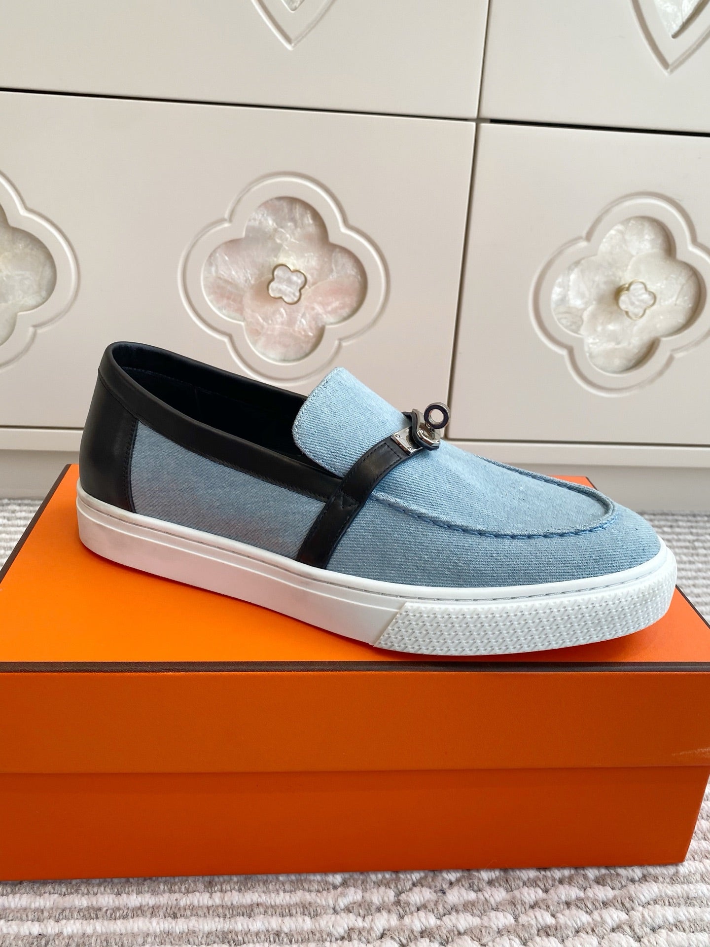 HM 25S SLIP-ON IN SKY BLUE CANVAS AND BLACK LAMBSKIN WITH SILVER HARDWARE、mysite、Cacoeks