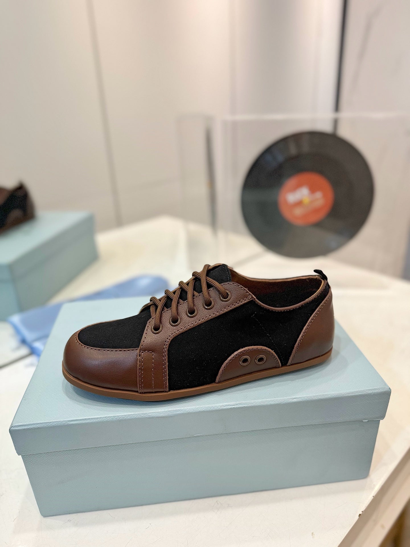 SNEAKERS IN BROWN LAMBSKIN AND BLACK CANVAS、mysite、Cacoeks