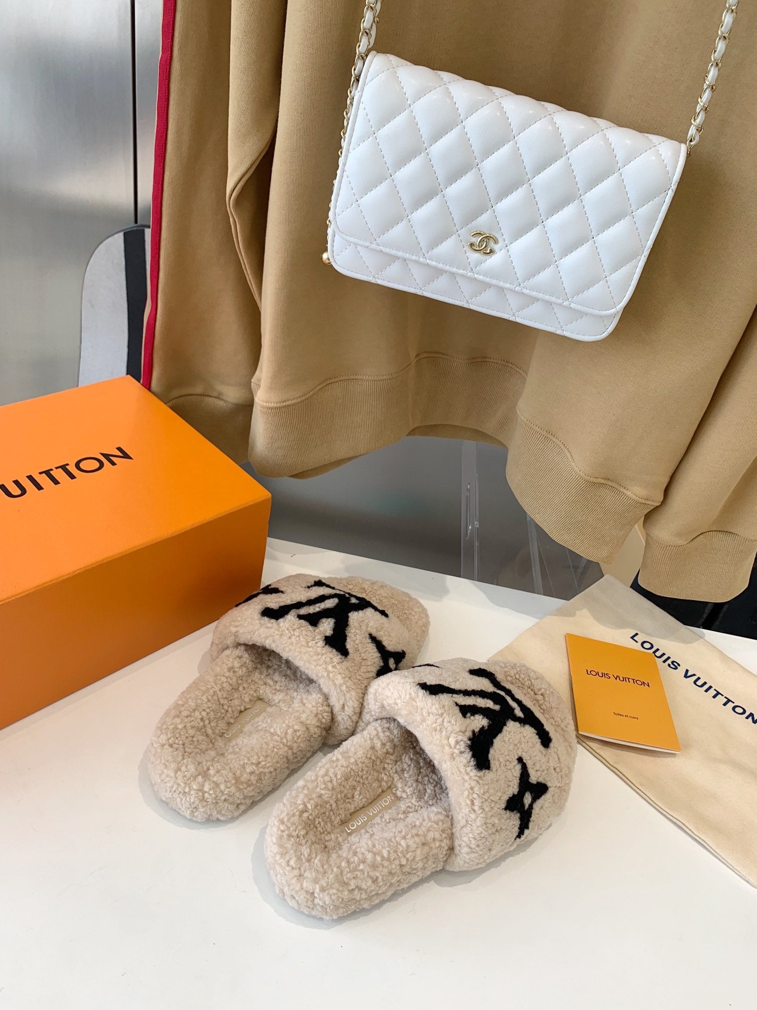 LV WOMEN'S PASEO FLAT SLIPPER IN TAN BROWN FLEECE WITH BLACK LOGO、mysite、Cacoeks