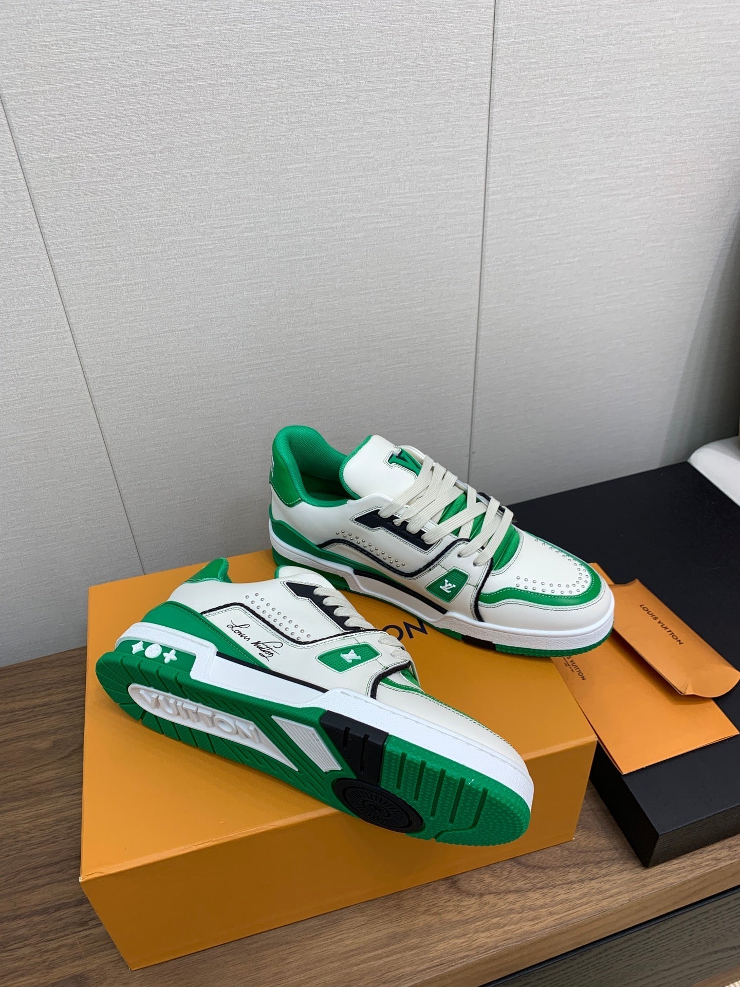 LV WOMEN'S TRAINER IN WHITE MIX GREEN CALFSKIN、mysite、Cacoeks