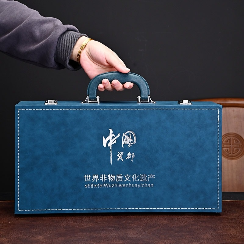 GEEK BAR-https://www.hot-toy.com/