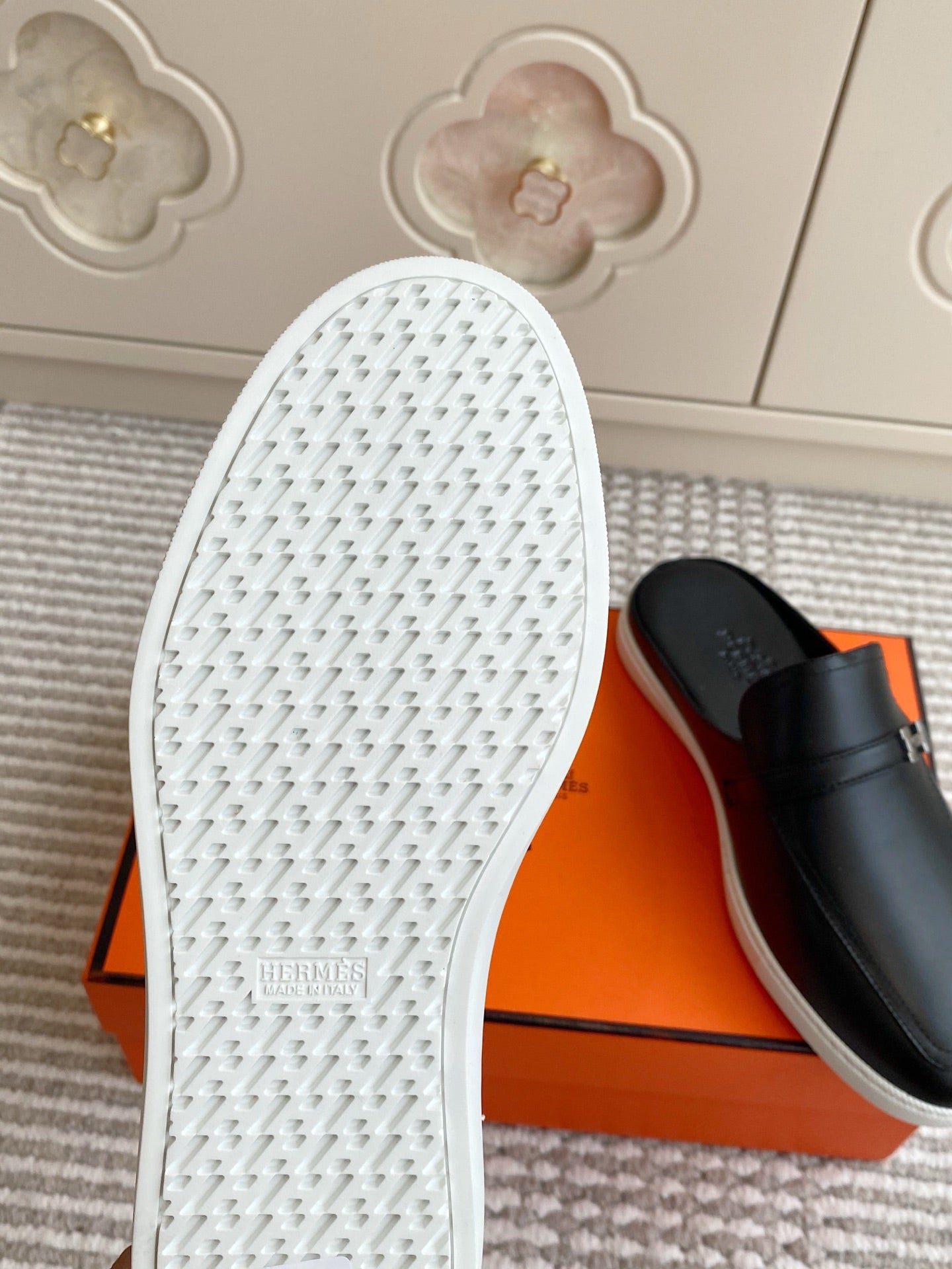 HM 25S MULES IN BLACK LAMBSKIN WITH SILVER HARDWARE、mysite、Cacoeks