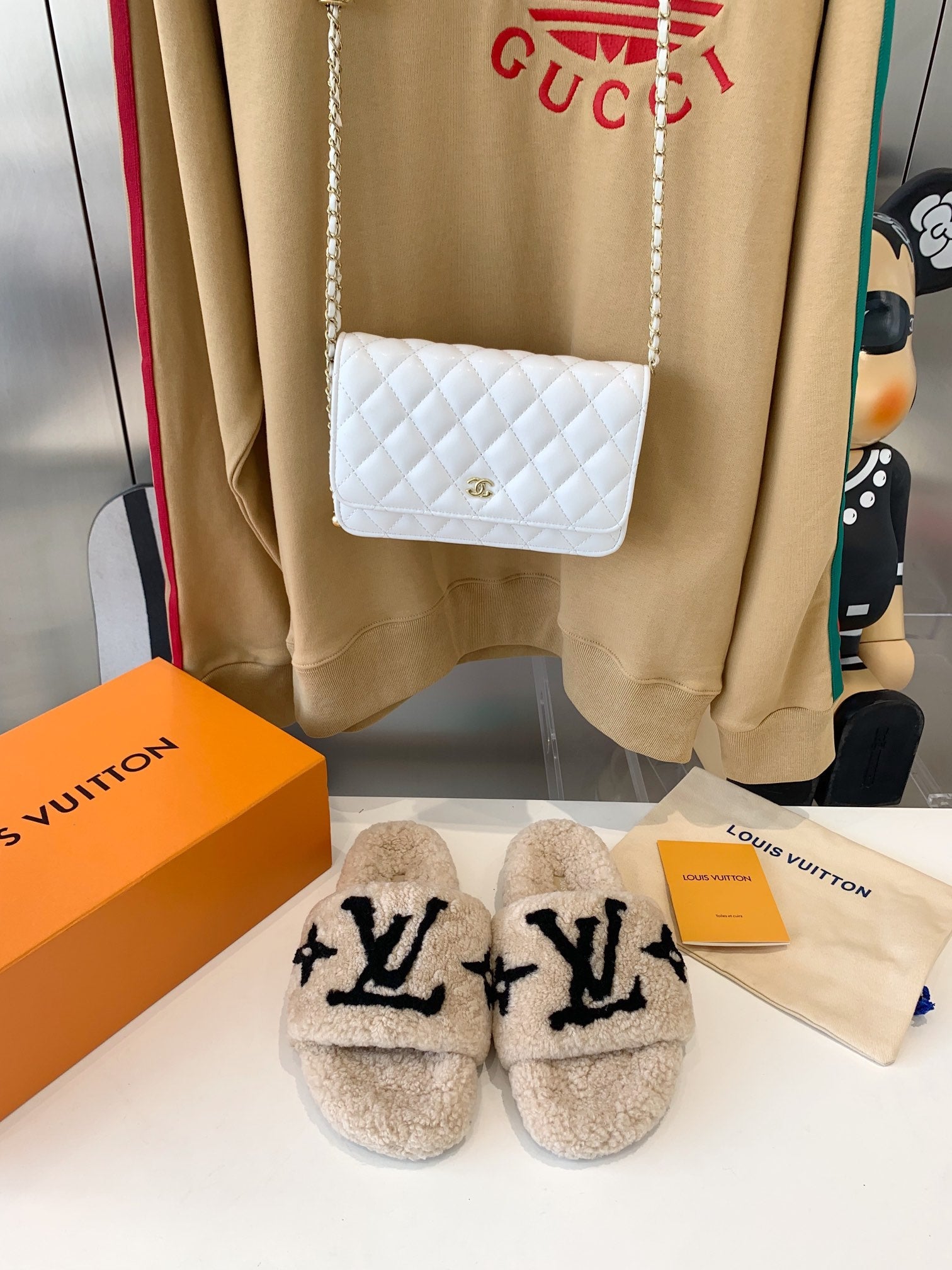 LV WOMEN'S PASEO FLAT SLIPPER IN TAN BROWN FLEECE WITH BLACK LOGO、mysite、Cacoeks