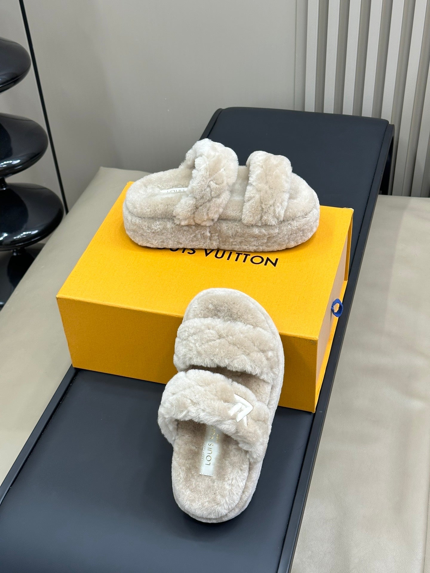 LV WOMEN SUNSET PLATFORM COMFORT MULE IN BEIGE FLEECE、mysite、Cacoeks