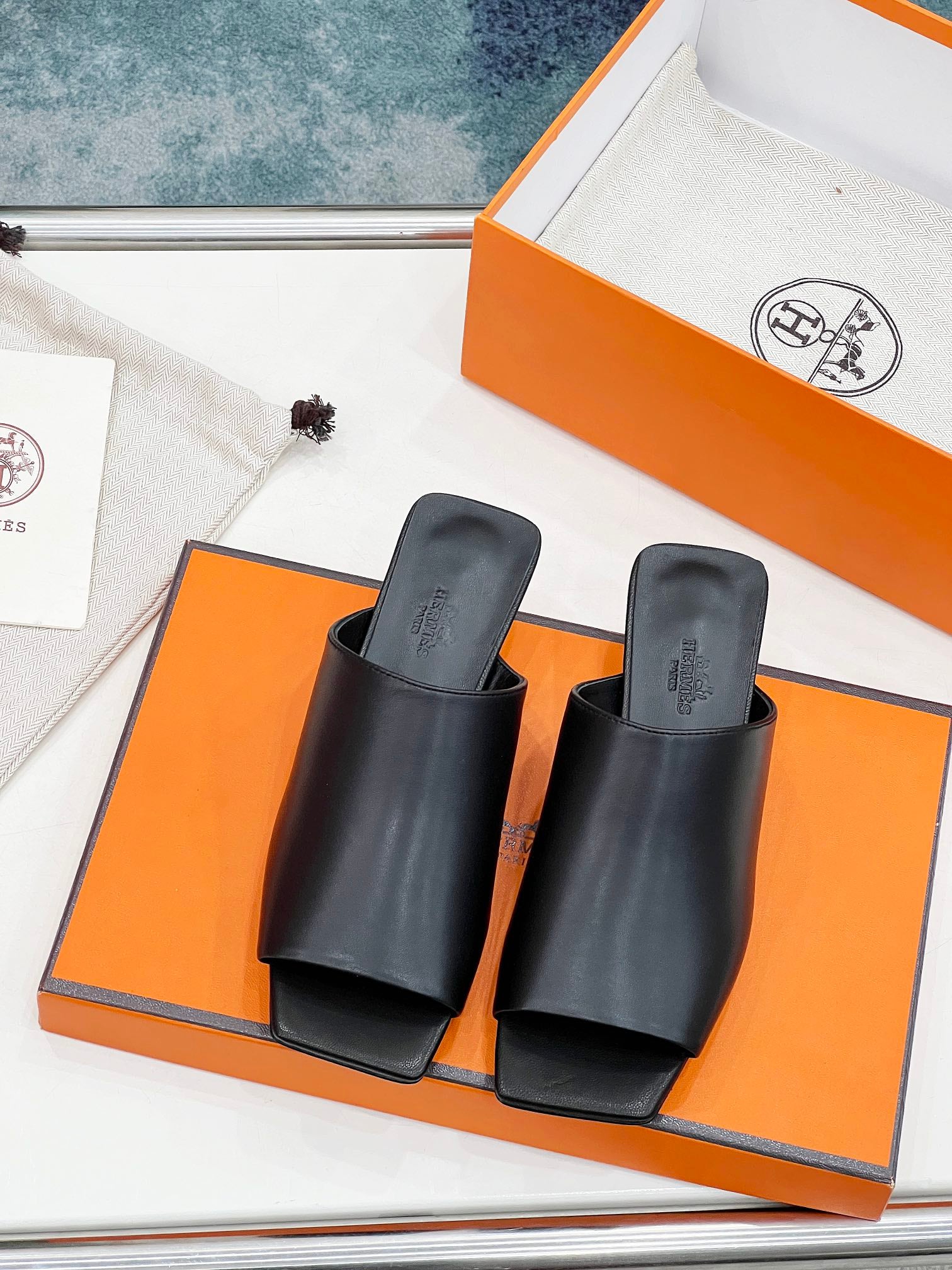 IDOLE SANDAL IN BLACK CALFSKIN、mysite、Cacoeks