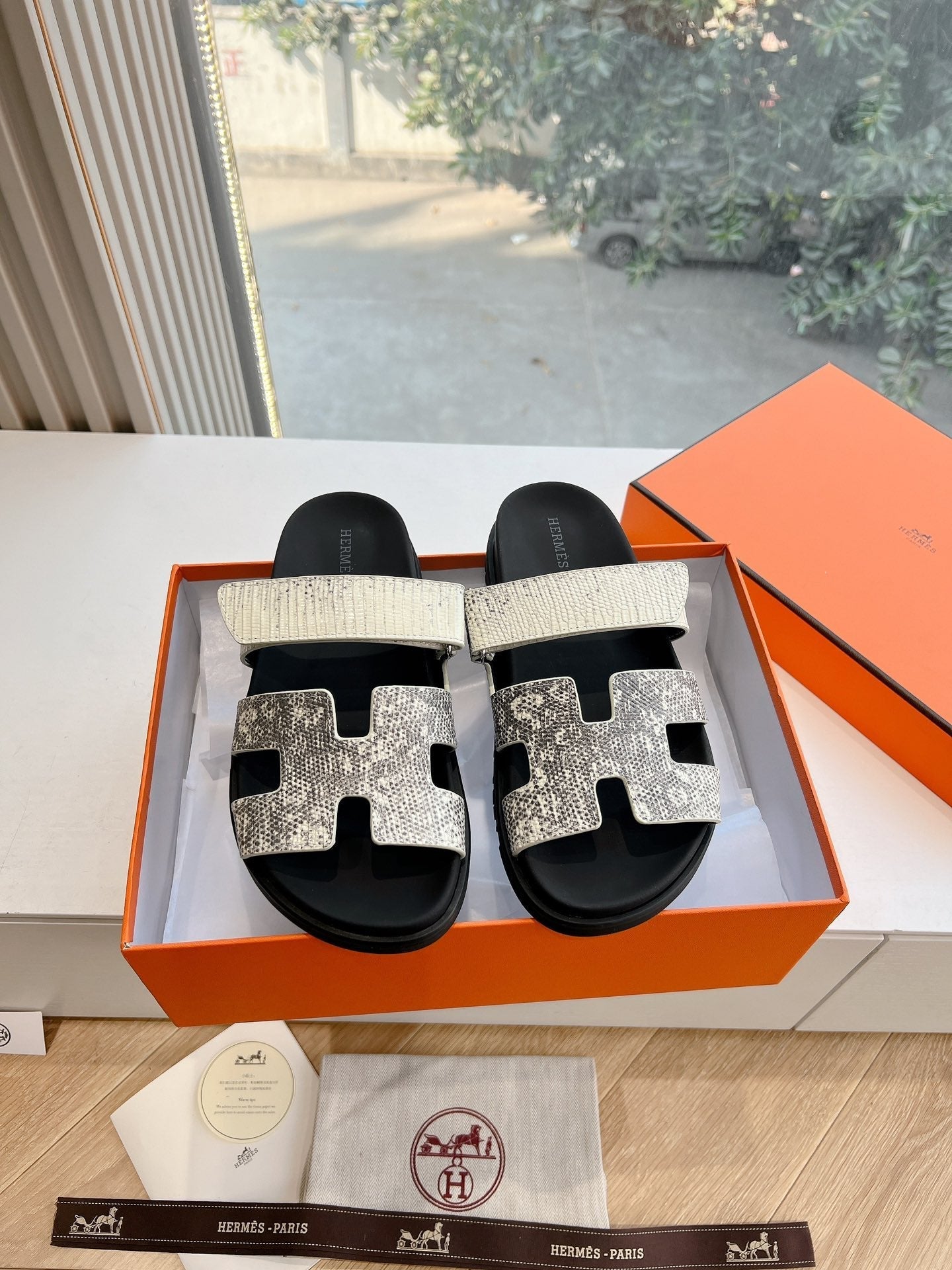 CHYPRE SANDAL IN WHITE MIX BLACK LIZARD SKIN、mysite、Cacoeks