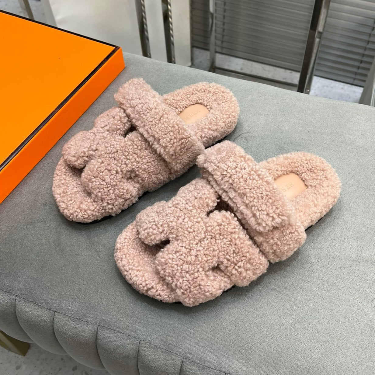 CHYPRE SLIPPERS IN ROSY BROWN LAMB WOOL、mysite、Cacoeks