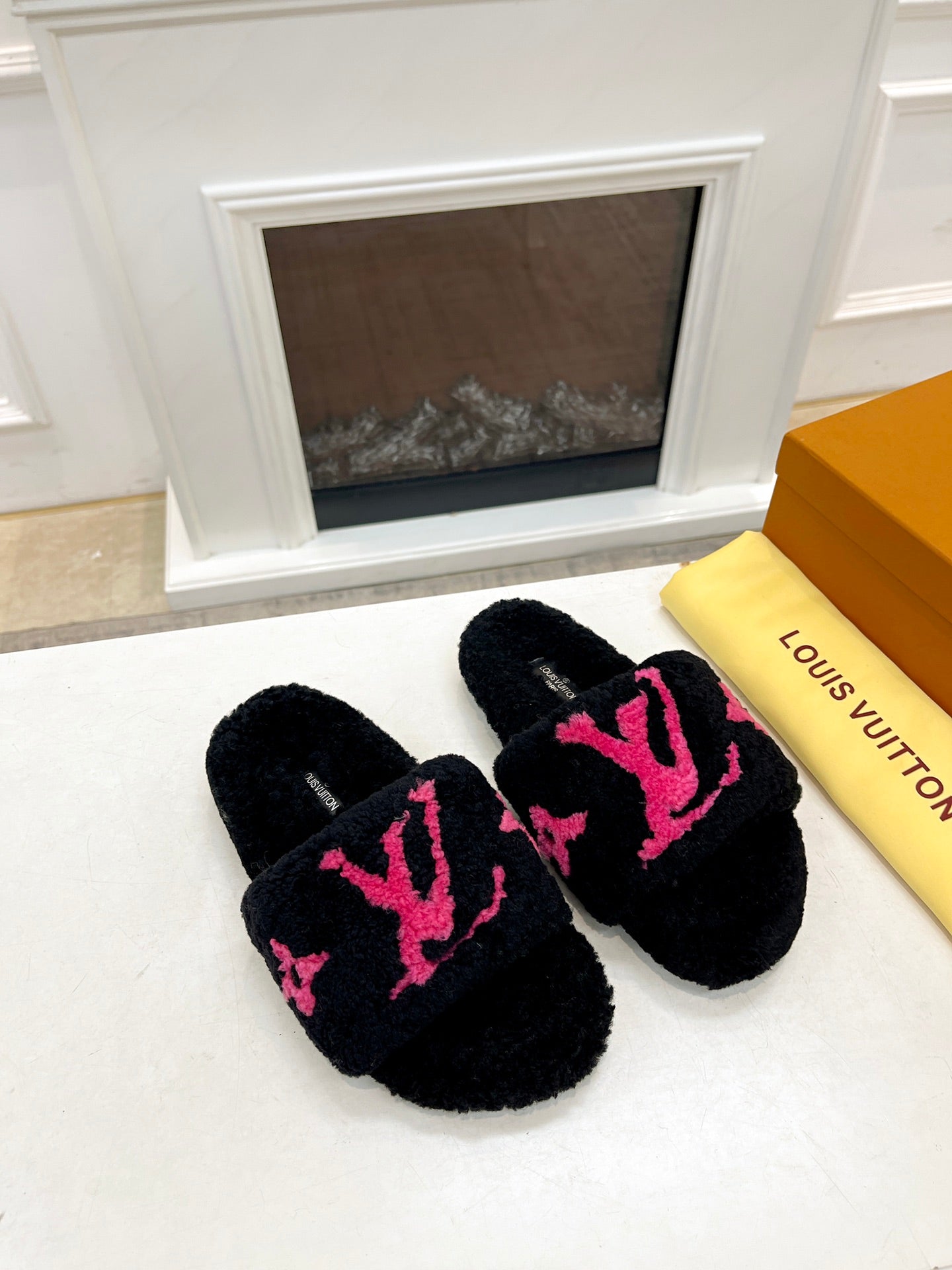 LV FLAT SLIPPER IN BLACK MIX BRIGHT PINK SHEARLING、mysite、Cacoeks