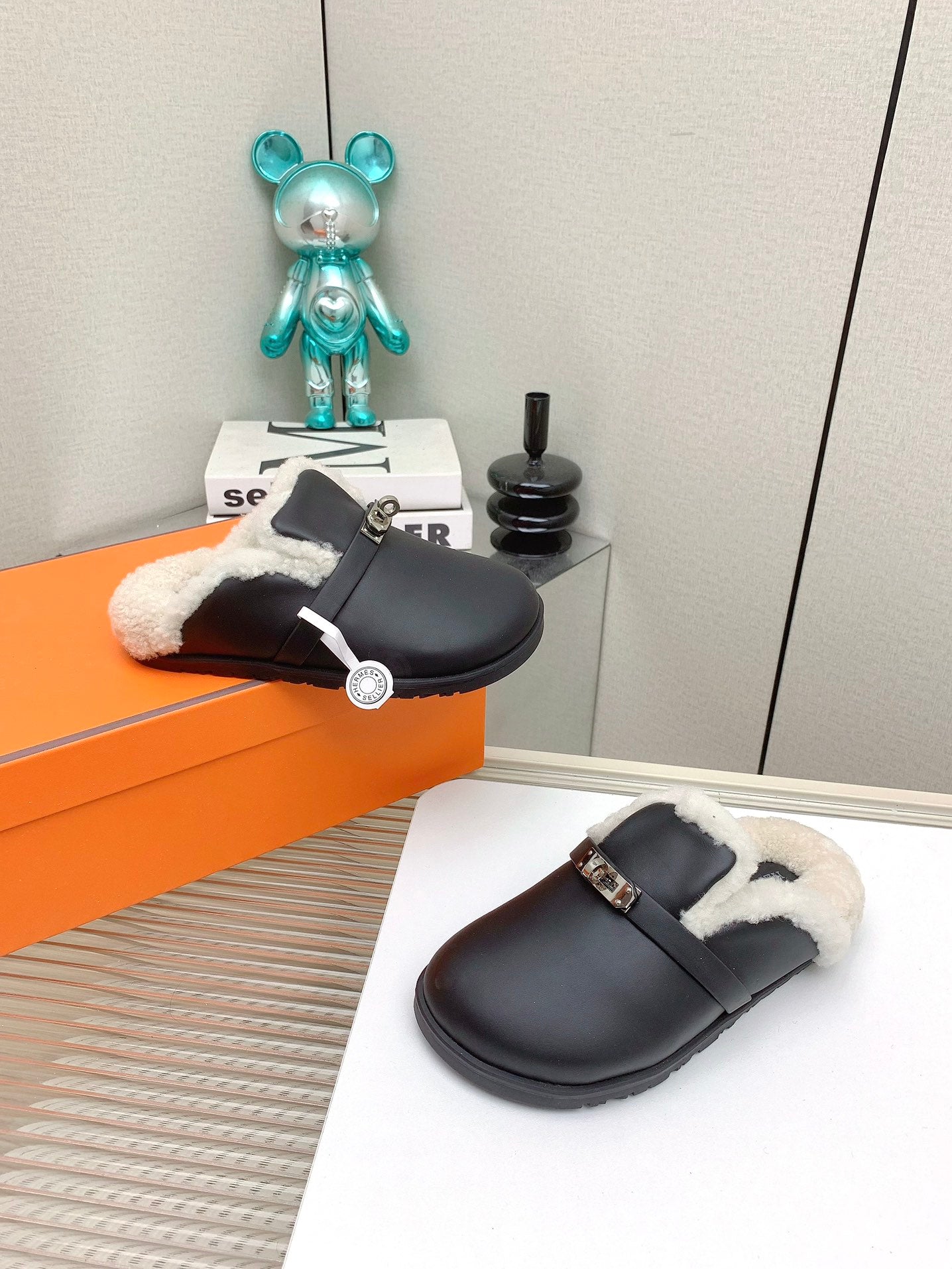 SLIP-ON MULE IN BLACK CALFSKIN AND SHEARLING LINING、mysite、Cacoeks