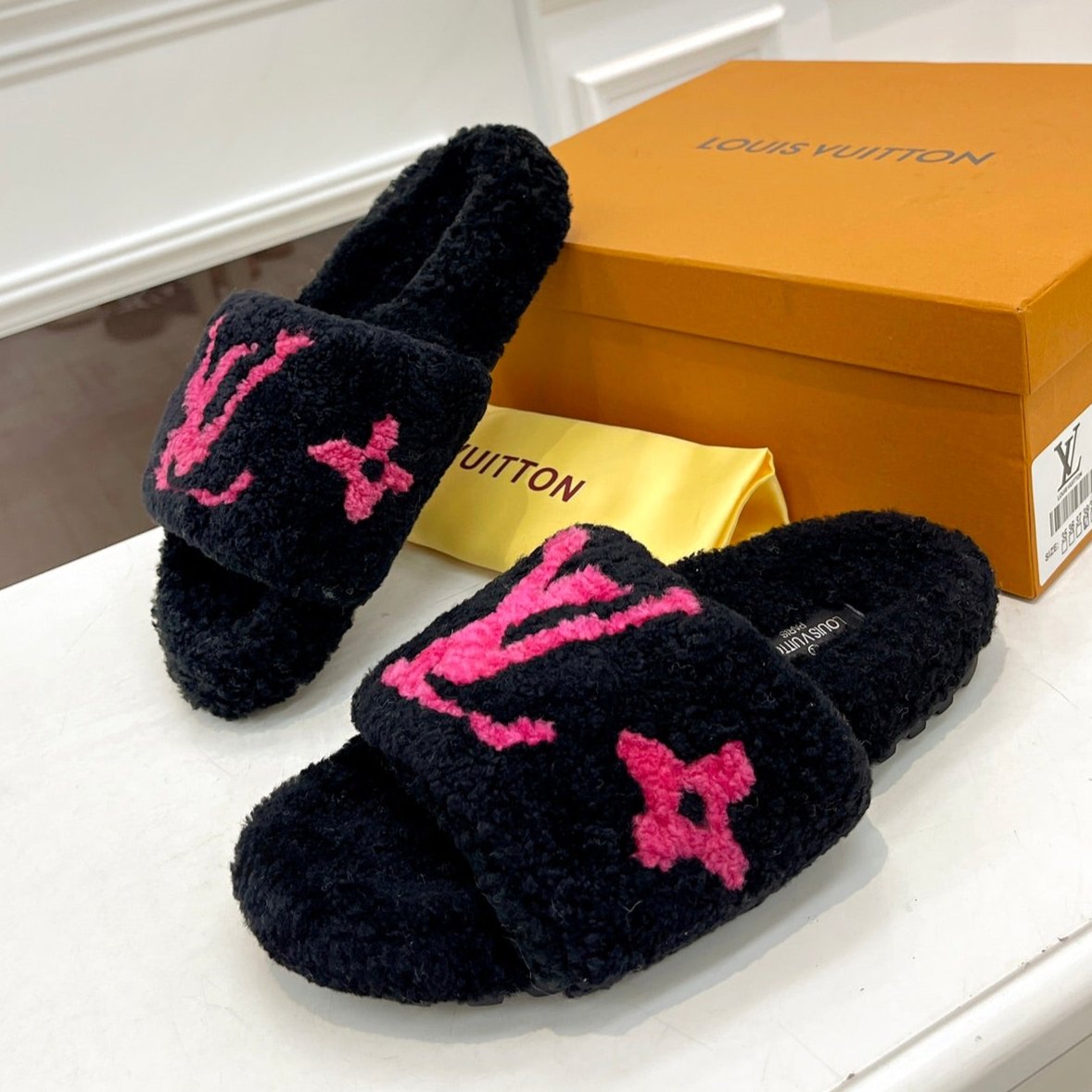 LV FLAT SLIPPER IN BLACK MIX BRIGHT PINK SHEARLING、mysite、Cacoeks