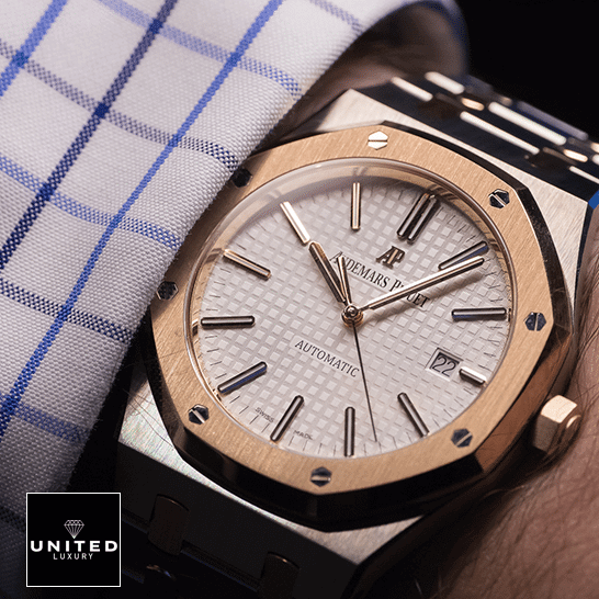 Audemars Piguet Royal Oak 15400SR.OO.1220SR.01 Replica audemars piguet royal oak self winding Audemars Piguet White Dial Gold Bezel Replica on the man wrist