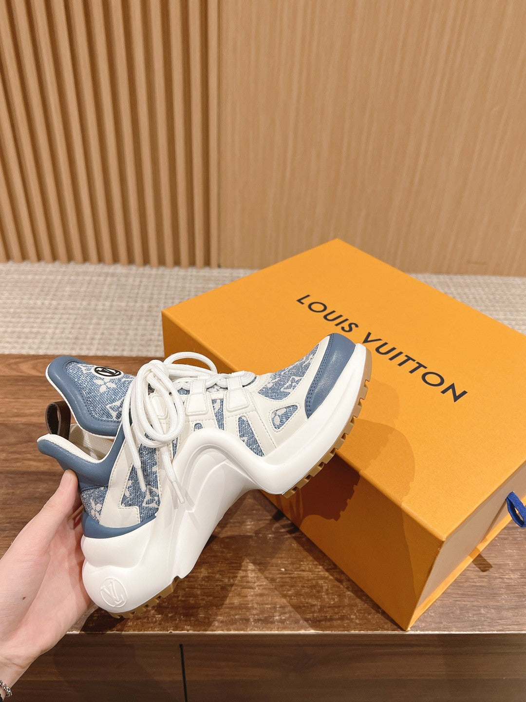 LV ARCHLIGHT SNEAKER IN WHITE MIX AEGEAN BLUE CALFSKIN AND MONOGRAM DENIM、mysite、Cacoeks