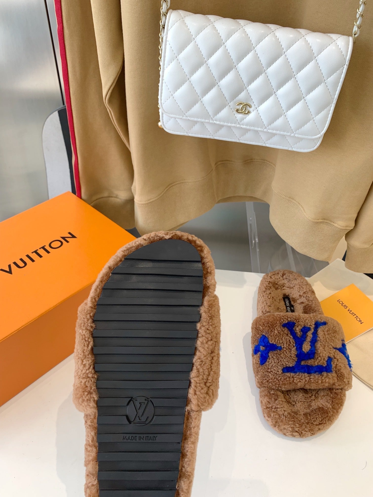 LV WOMEN'S PASEO FLAT SLIPPER IN BROWN FLEECE WITH BLUE LOGO、mysite、Cacoeks