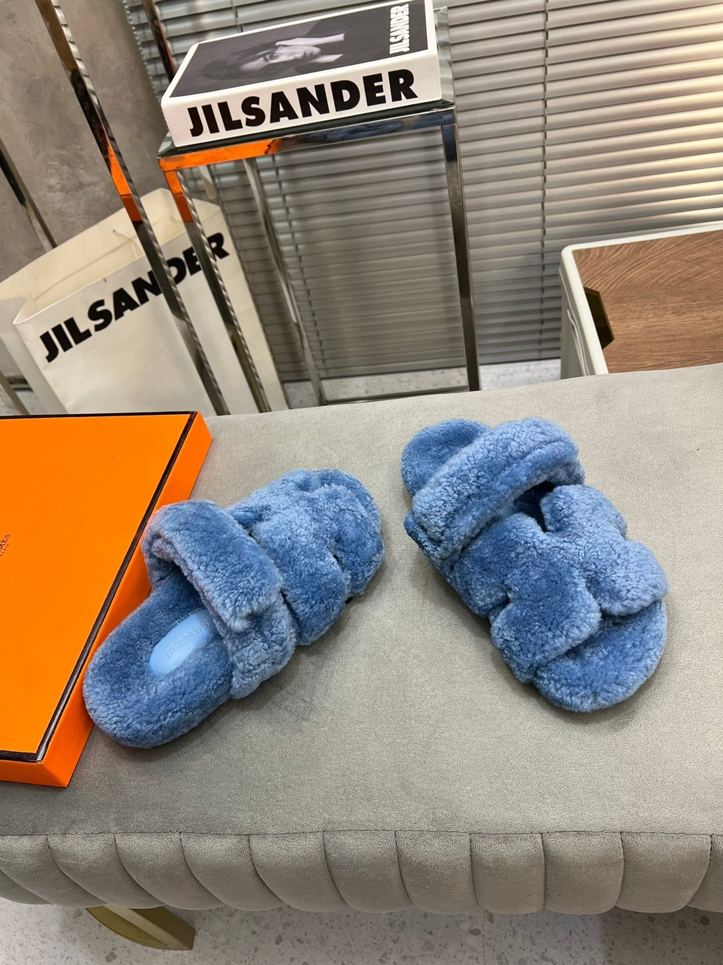 CHYPRE SLIPPERS IN AZURE BLUE LAMB WOOL、mysite、Cacoeks