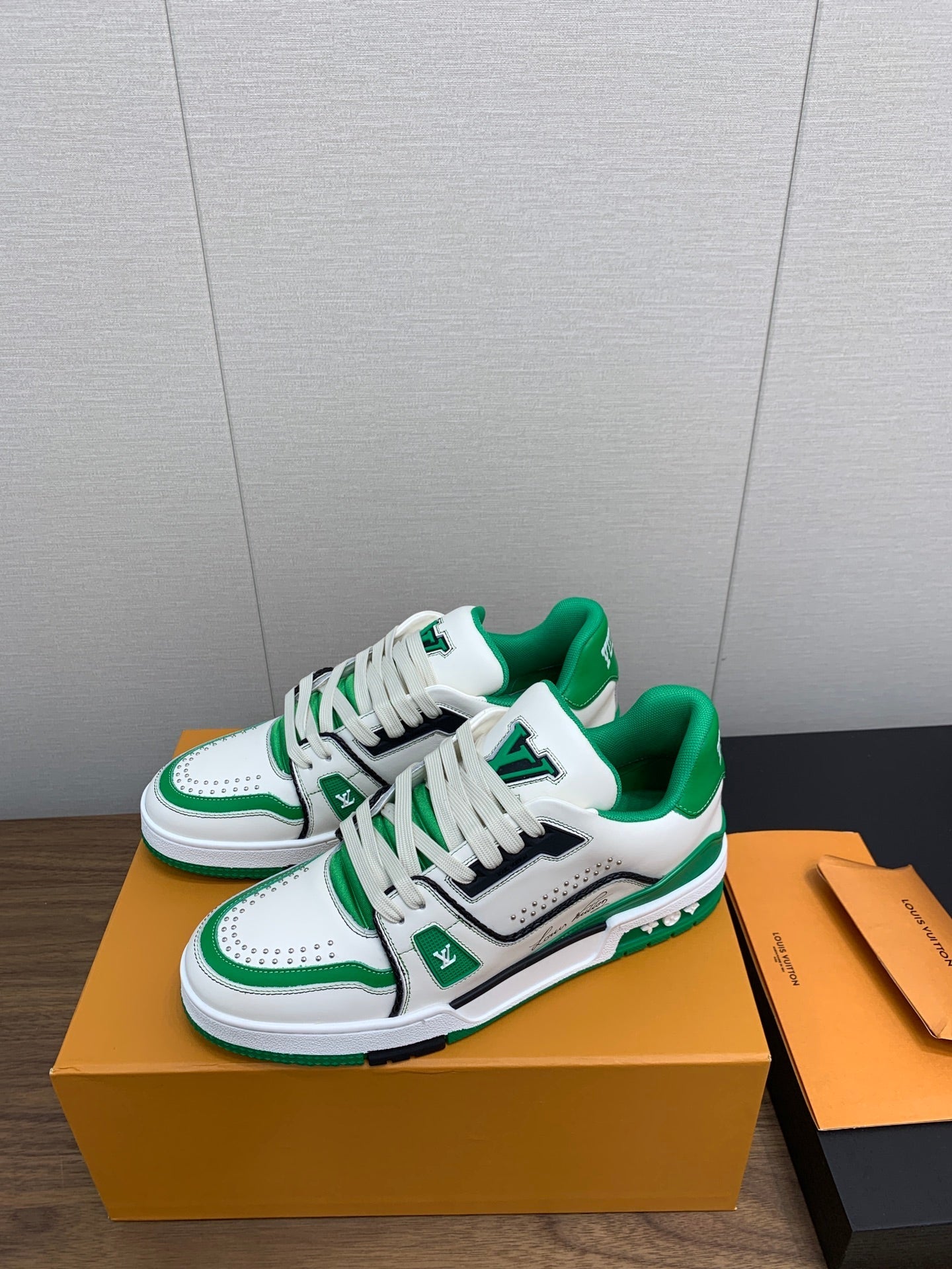 LV WOMEN'S TRAINER IN WHITE MIX GREEN CALFSKIN、mysite、Cacoeks