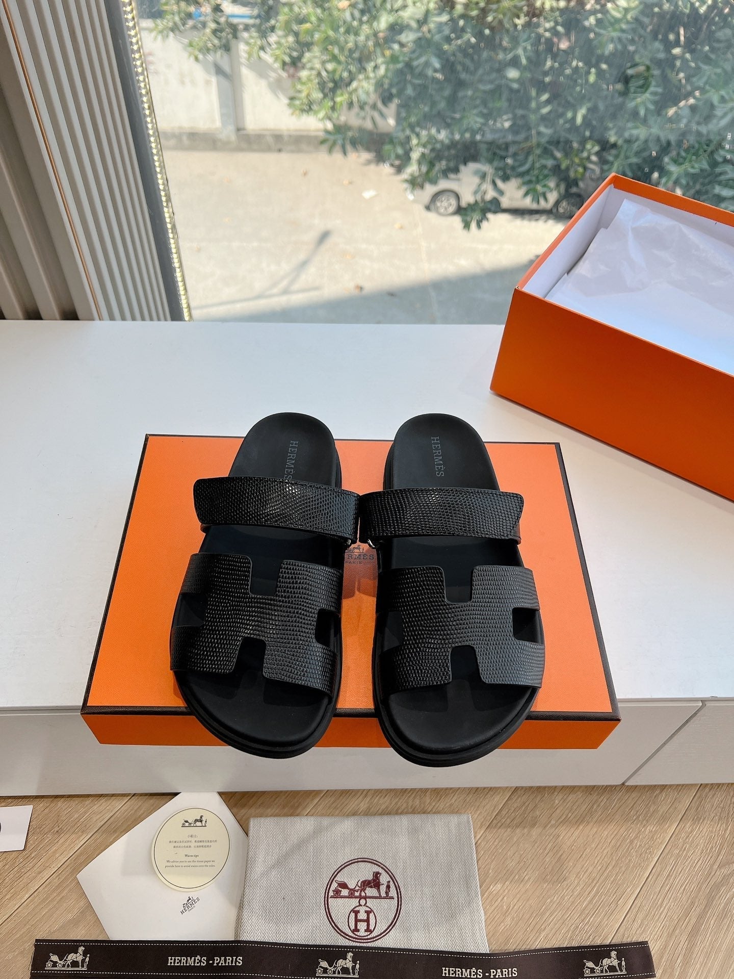 CHYPRE SANDAL IN BLACK SHINY GRAINED CALFSKIN、mysite、Cacoeks