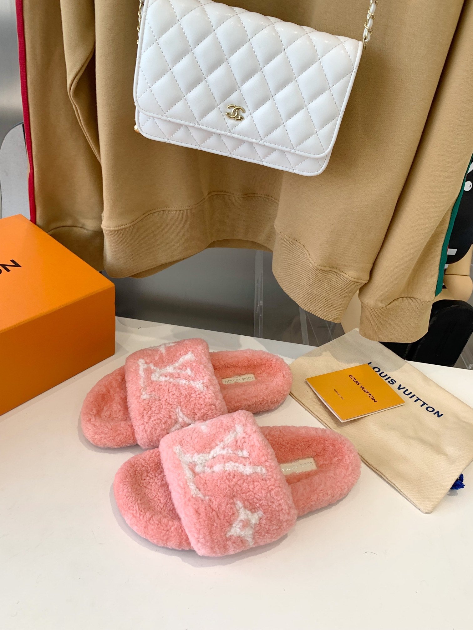 LV WOMEN'S PASEO FLAT SLIPPER IN LIGHT PINK FLEECE WITH WHITE LOGO、mysite、Cacoeks