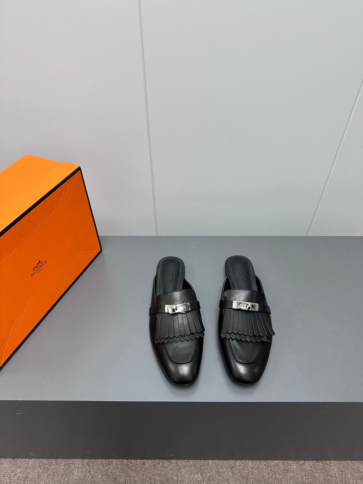 0Z MULE IN BLACK LAMBSKIN WITH FRINGE DETAIL、mysite、Cacoeks