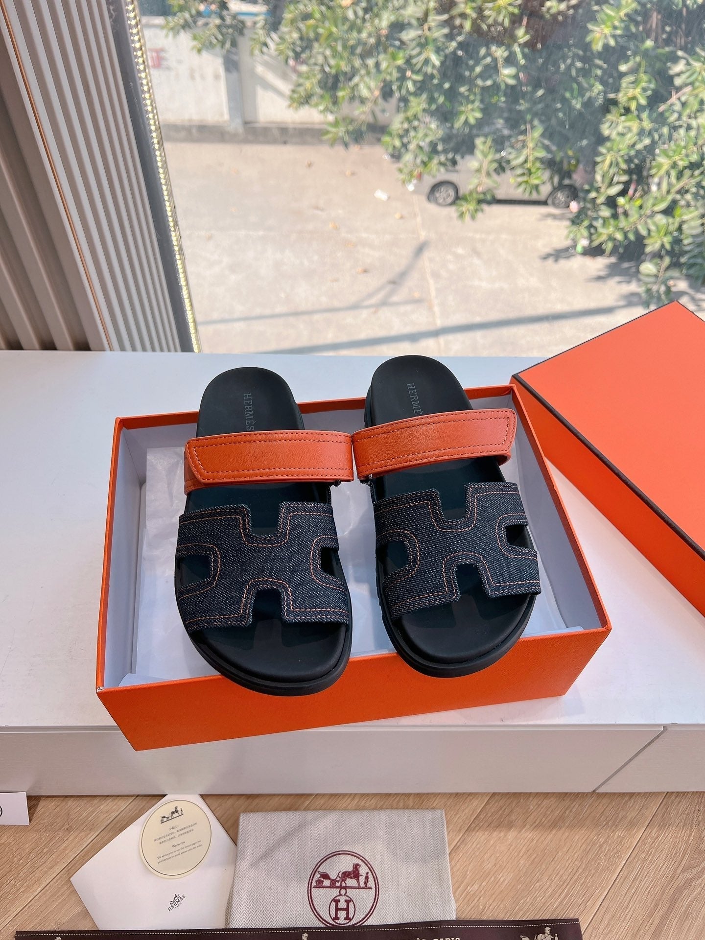 CHYPRE SANDAL IN BLACK DENIM AND VIVID ORANGE CALFSKIN、mysite、Cacoeks