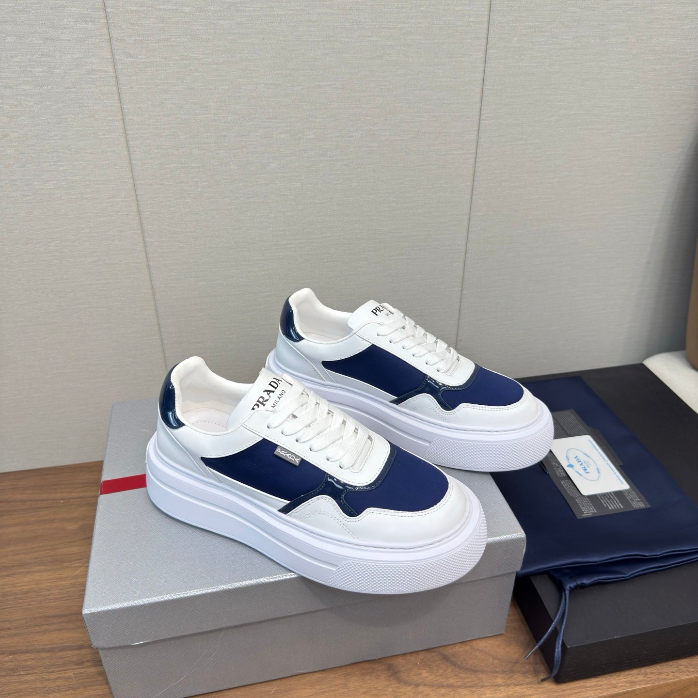 PRADA 25S DOWNTOWN BOLD SNEAKERS 45MM IN WHITE AND NAVY BLUE CALFSKIN、mysite、Cacoeks